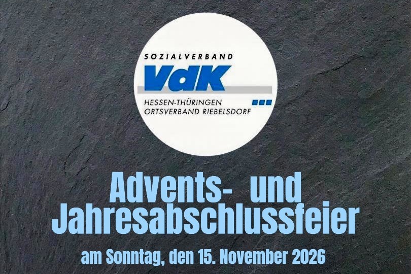 Das Bild zeigt als Hintergrund eine Schiefertafel, im Vordergrund das VdK Wappen des Ortsvereins Riebelsdorf, mit dem Zusatztext "Hinweis auf die Veranstaltung!