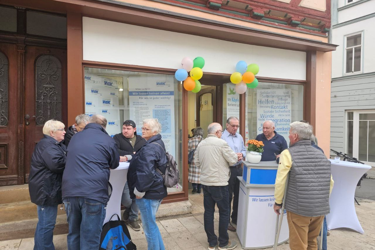 Menschen vor der neuen Geschäftsstelle