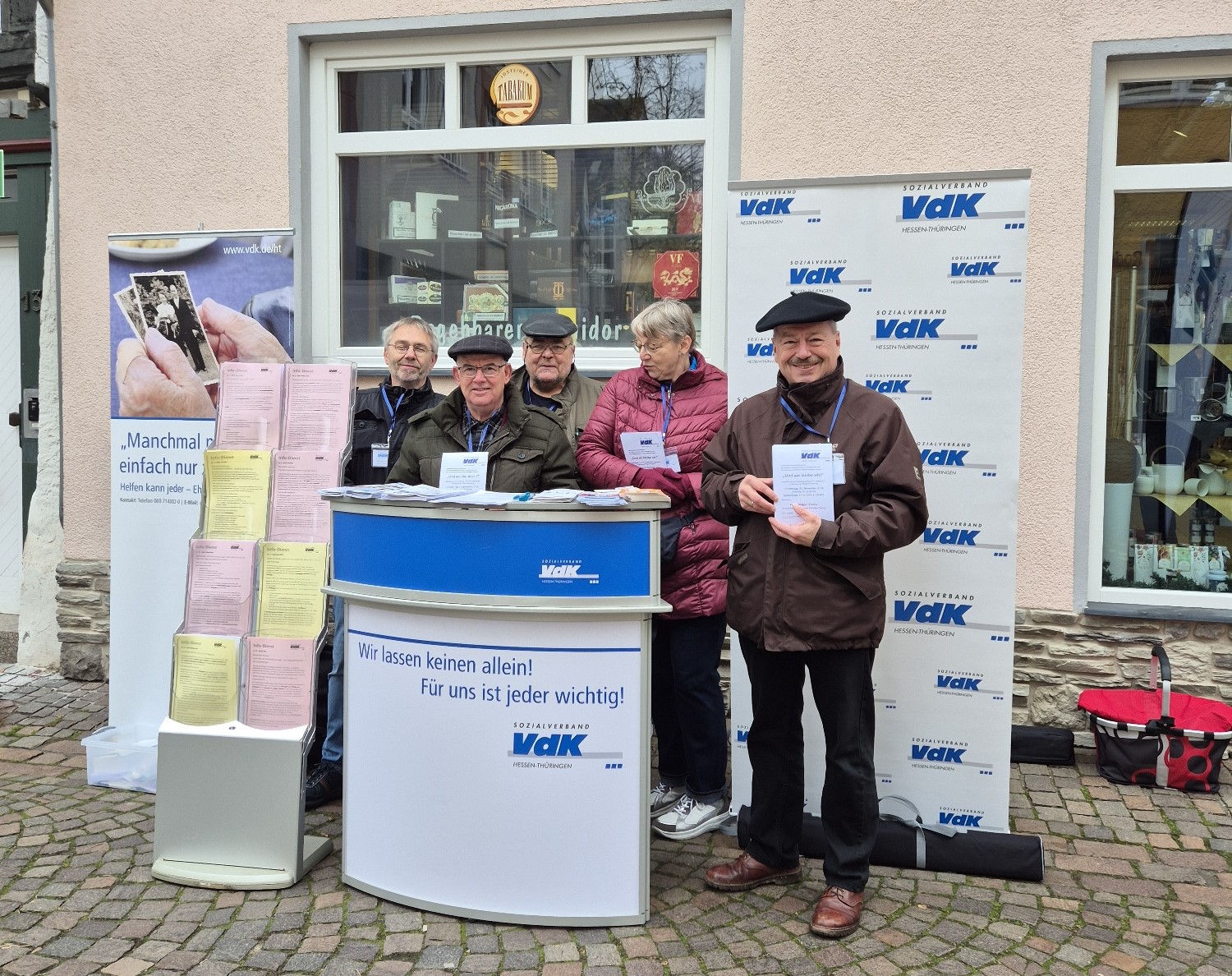 VdK-Ortsverbandsvorsitzender Alfred Strauß (rechts) und weitere Mitglieder des Vorstandes