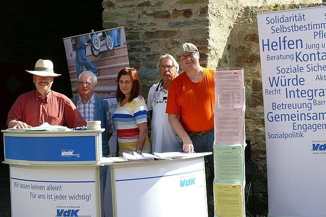 Mitglieder des VdK-Ortsverbandsvorstandes am Informationsstand, links VdK-Ortsverbandsvorsitzender Alfred Strauß Mitglieder des VdK-Ortsverbandsvorstandes am Informationsstand, links VdK-Ortsverbandsvorsitzender Alfred Strauß