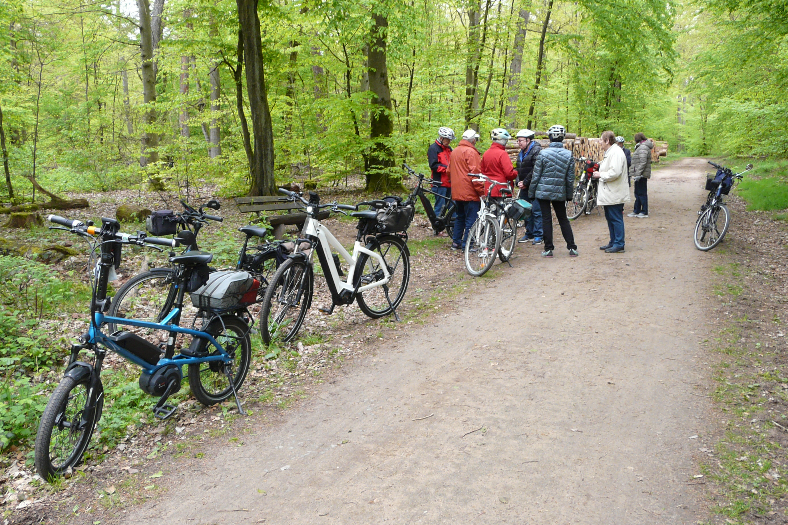 Das Bild zeigt , eine Rast bei der Radtour im April 2024 der Naturfreunde