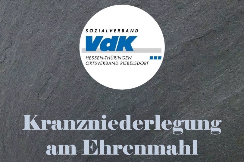 Das Bild zeigt als Hintergrund eine Schiefertafel, im Vordergrund das VdK Wappen des Ortsvereins Riebelsdorf, mit dem Zusatztext "Hinweis auf die Veranstaltung!