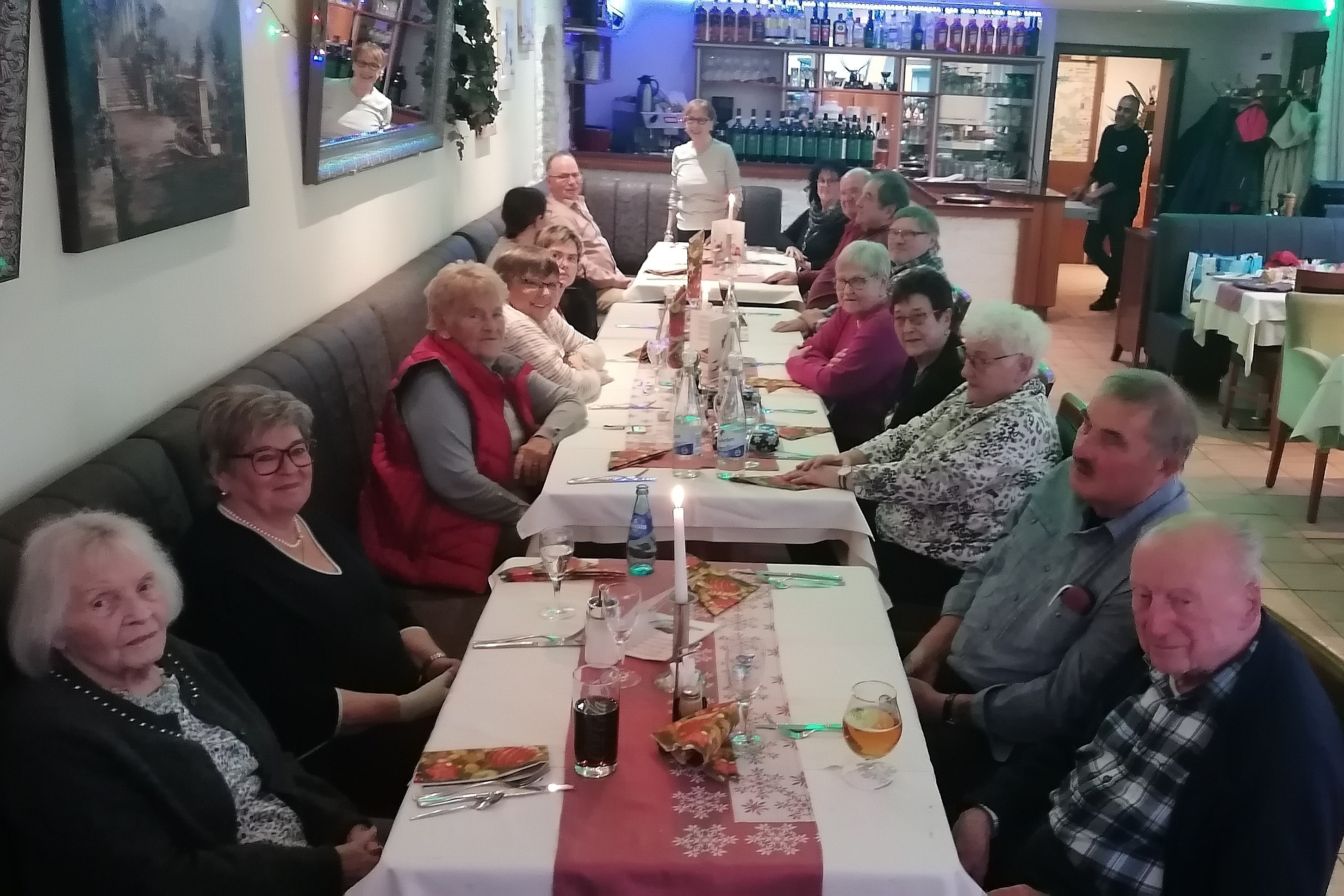 Mitglieder & Freunde des Ortverbands Albshausen w&auml;hrend der Weihnachtsfeier 2025 im Restaurant "La Stella"