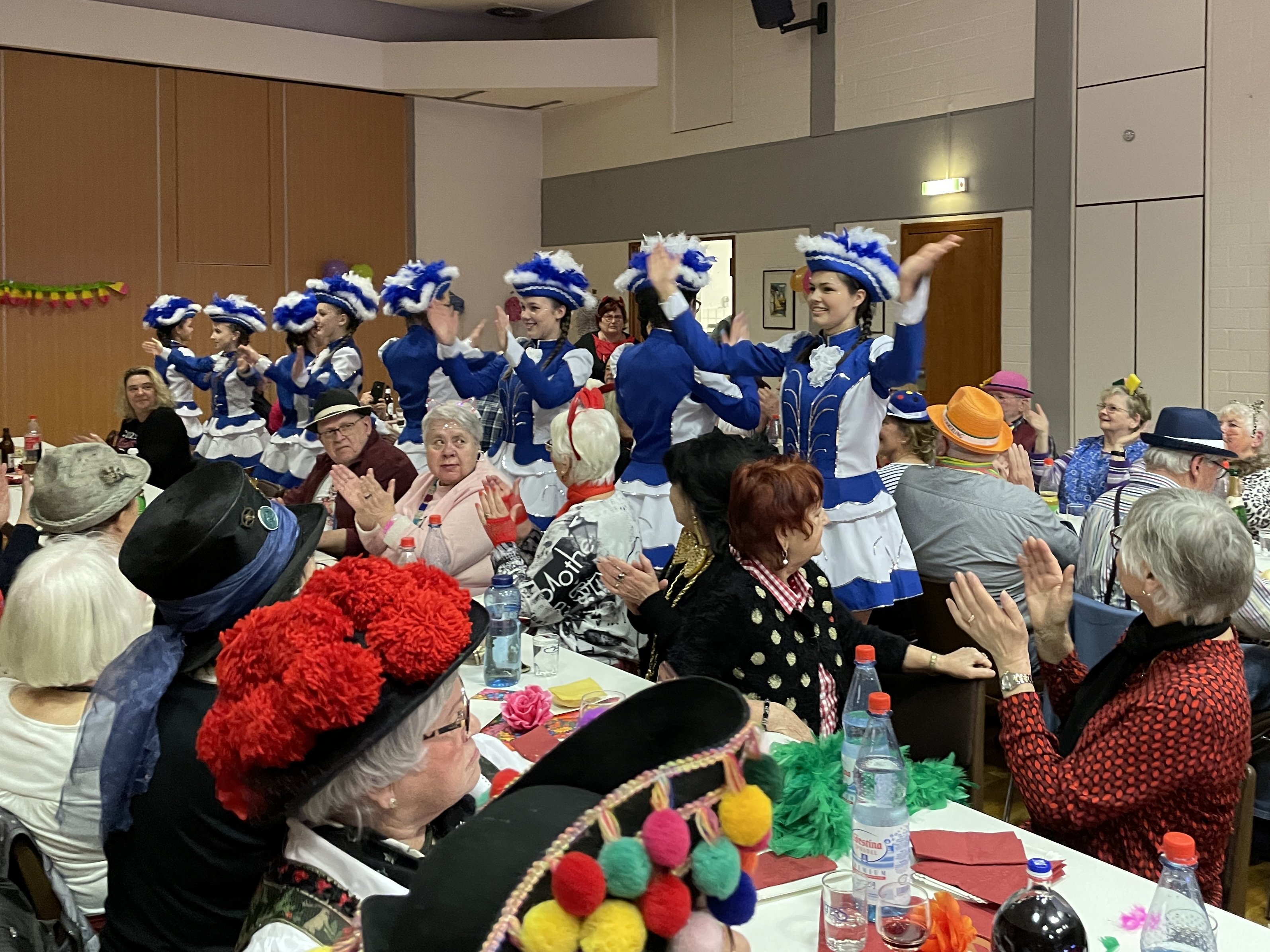 Einzug der Garde Blau-Weiß Meckbach in den Saal