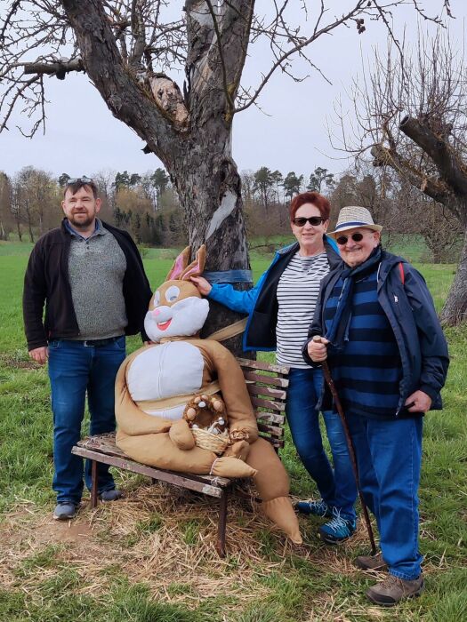 Der Osterhase am Weg samt weiteren Hasen