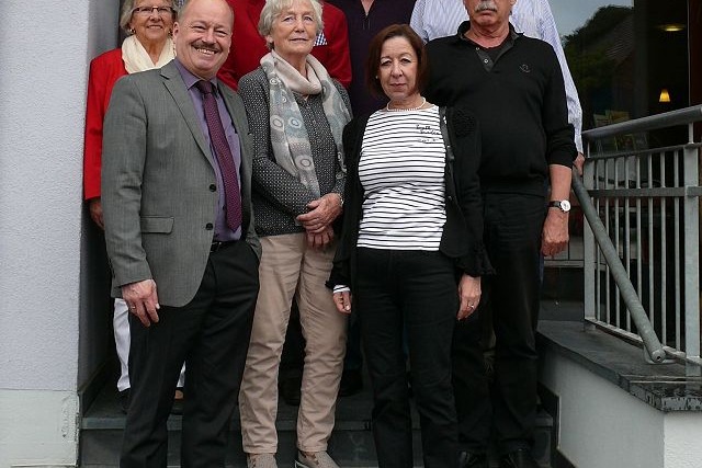 Vorstand und Revisoren des VdK-Ortsverbandes Idstein. Vorne (von links nach rechts) Alfred Strauß, Gertraud Gangelmayer, Vera Fay-Zimmermann und Peter Zimmermann. Dahinter (von links nach rechts): Kristel Straub, Ferdinand Röttges, Udo Zwer, Joachim Mai Vorstand und Revisoren des VdK-Ortsverbandes Idstein. Vorne (von links nach rechts) Alfred Strauß, Gertraud Gangelmayer, Vera Fay-Zimmermann und Peter Zimmermann. Dahinter (von links nach rechts): Kristel Straub, Ferdinand Röttges, Udo Zwer, Joachim Maier