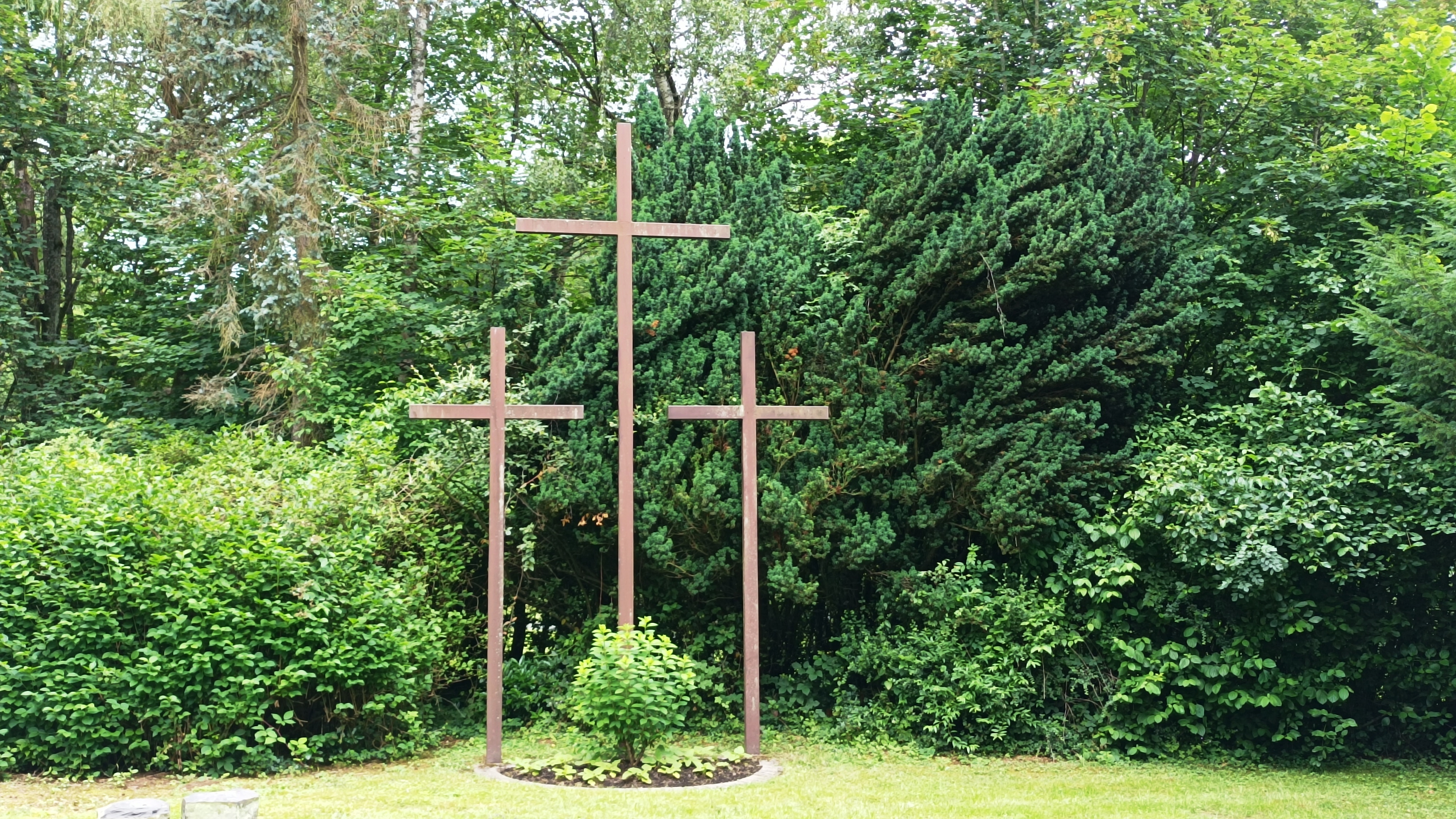 Drei Kreuze am Ehrenmal in Beilstein.