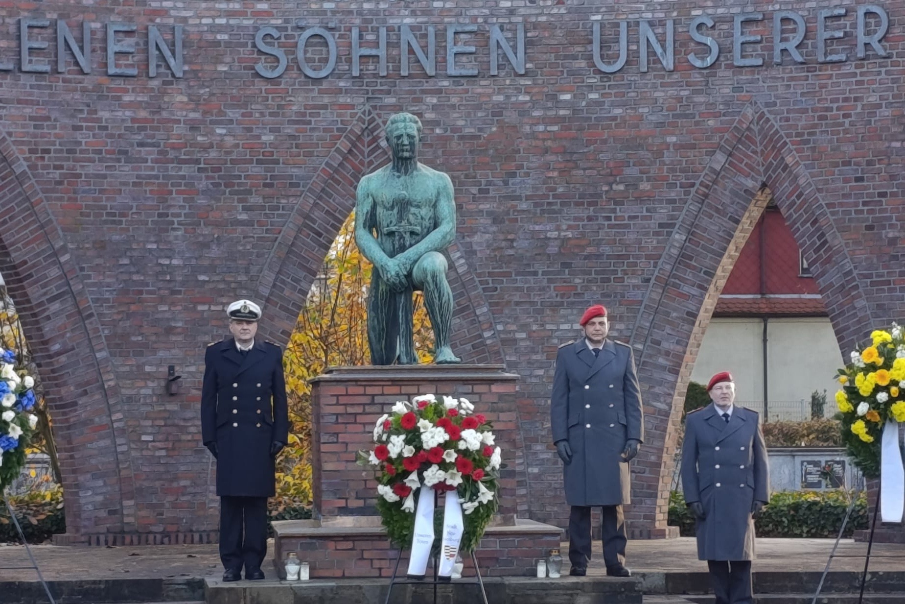 Kranzniederlegung Kranzniederlegung am Ehrenmal für die Gefallenen der beiden Weltkriege