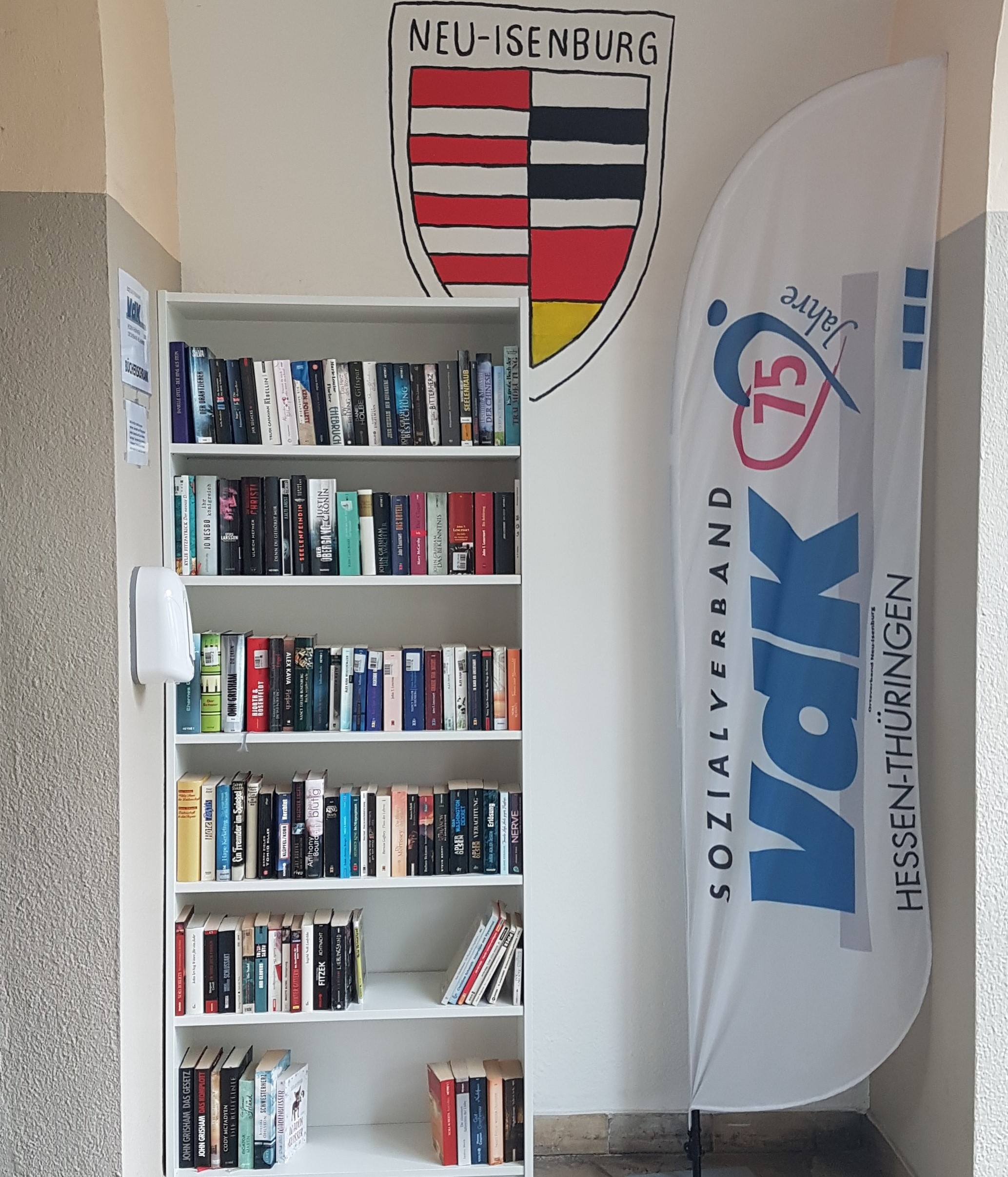 Bücherschrank im Eingangsbereich unseres Büros