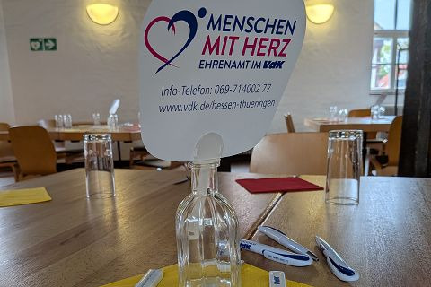 fertig eingedeckte tische mit vdk give-aways