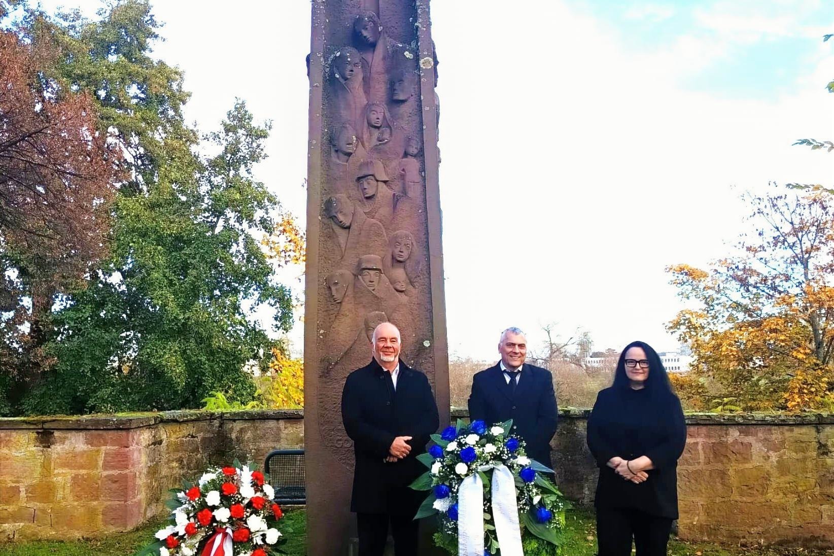 Kranzniederlegung durch das Vorstandsteam des Ortsverbandes Seligenstadt, v.l.n.r.: Michael Pleyer, Thomas Seipel (Sprecher), Jana Malarova-Herr