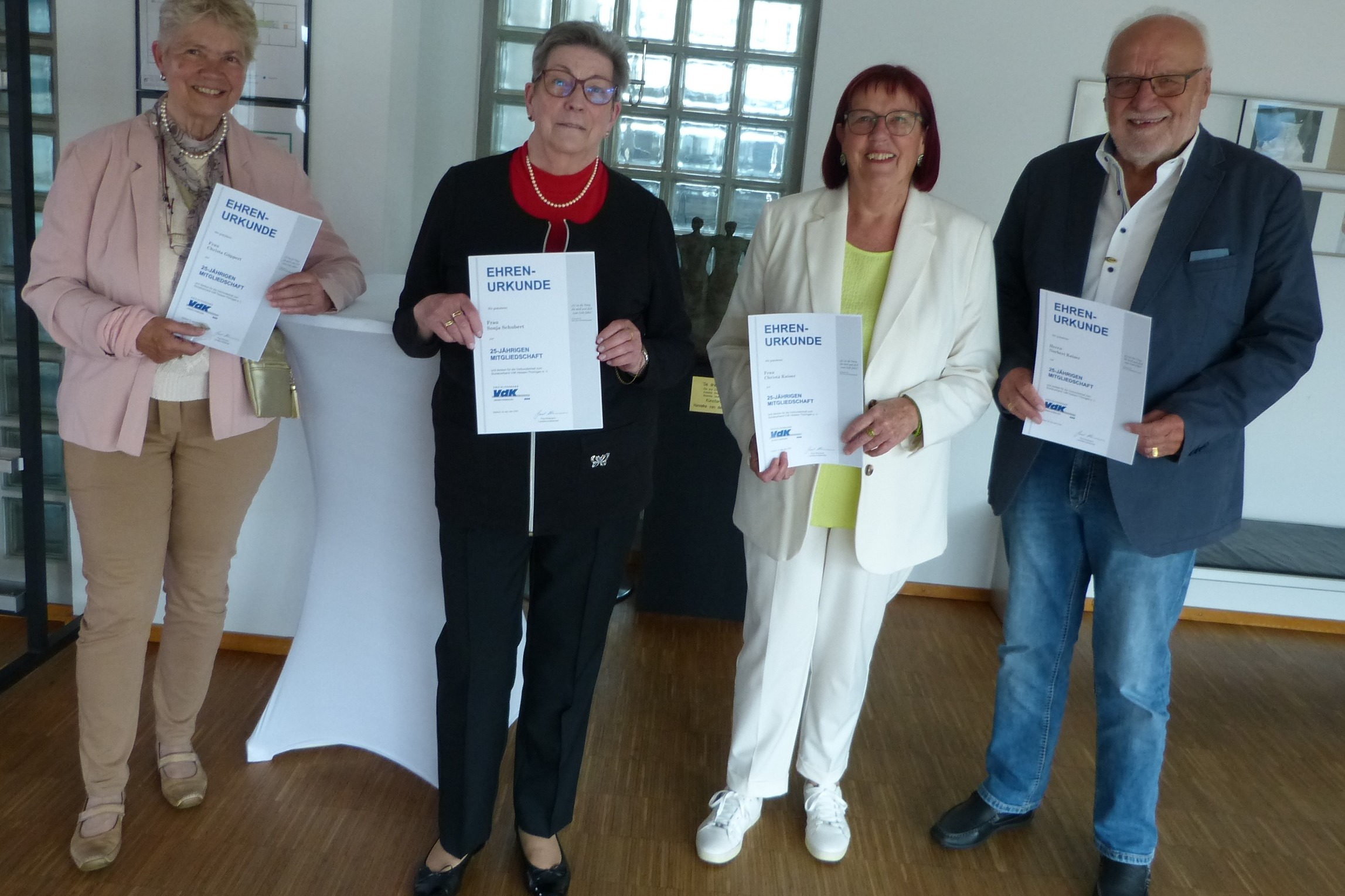 Auf dem Bild sind die Mitglieder des Ortsverbandes Walldorfs zu sehen, welche für 25 Jahre Mitgliedschaft geehrt wurden