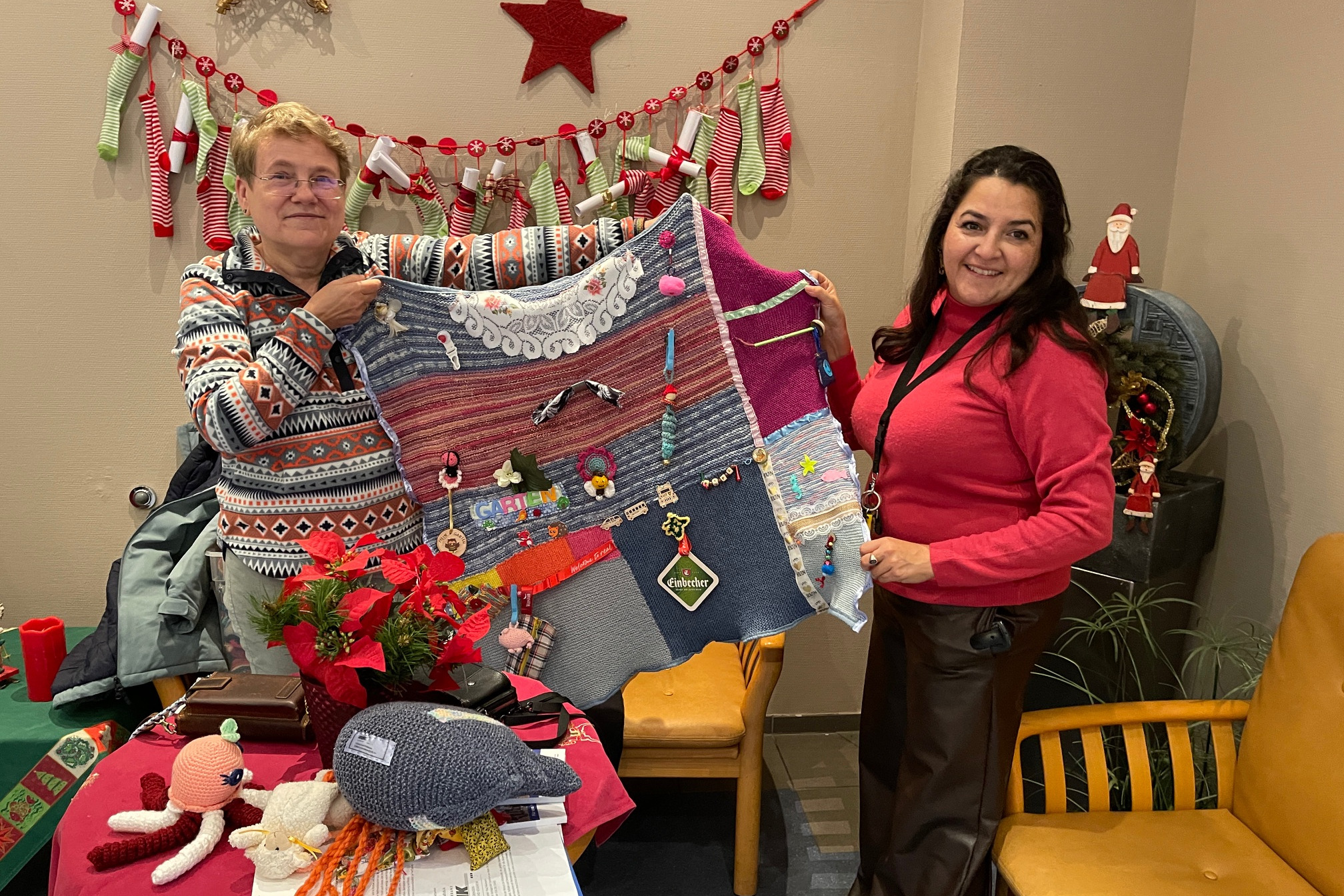 Regina Kuschka zeigt Andrea Molina eine Nesteldecke