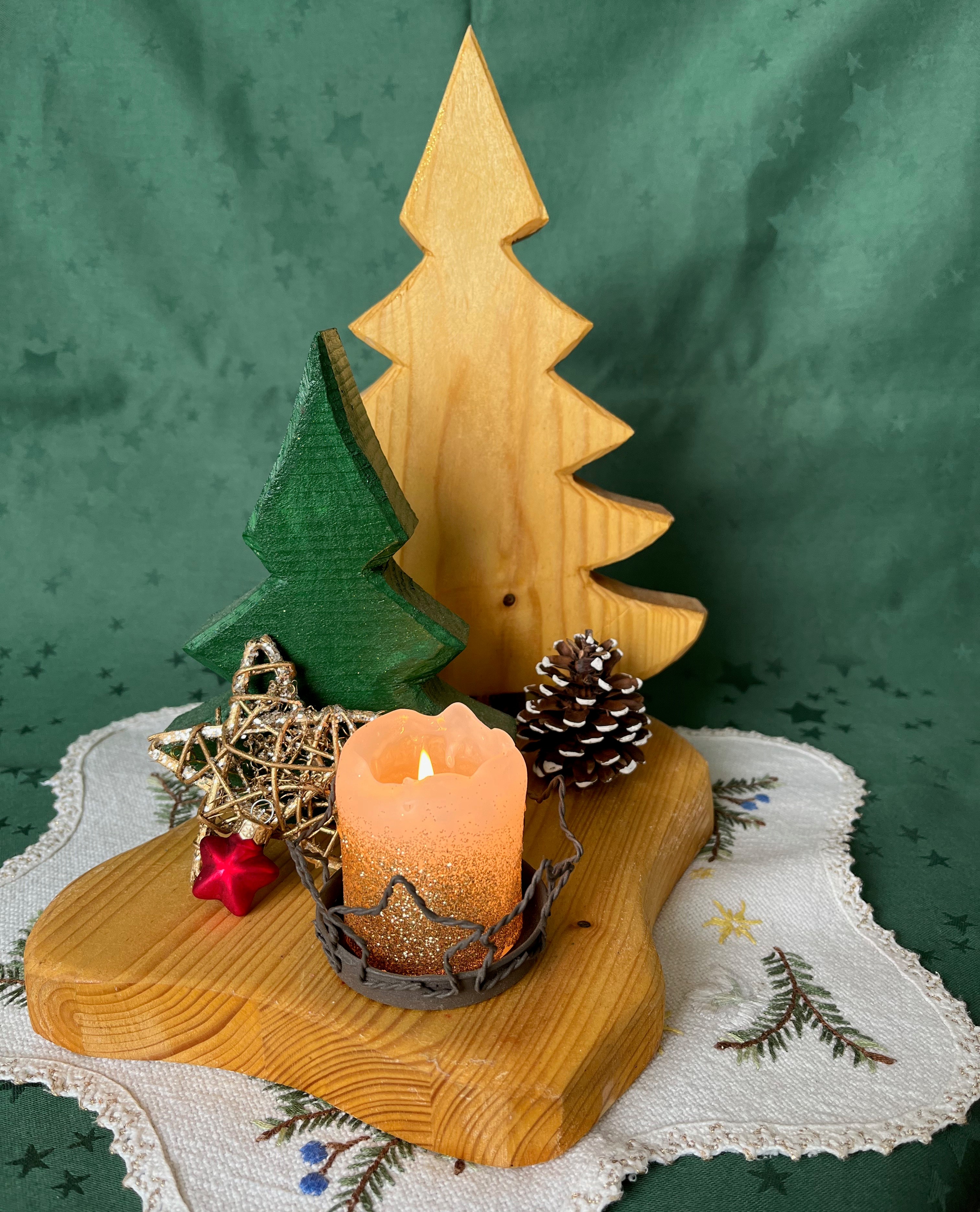 Selbst gebastelter Weihnachtsbaum aus Holz