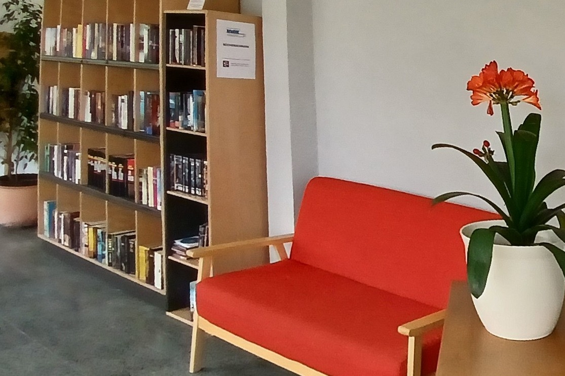 B&uuml;cherschrank im neuen B&uuml;ro