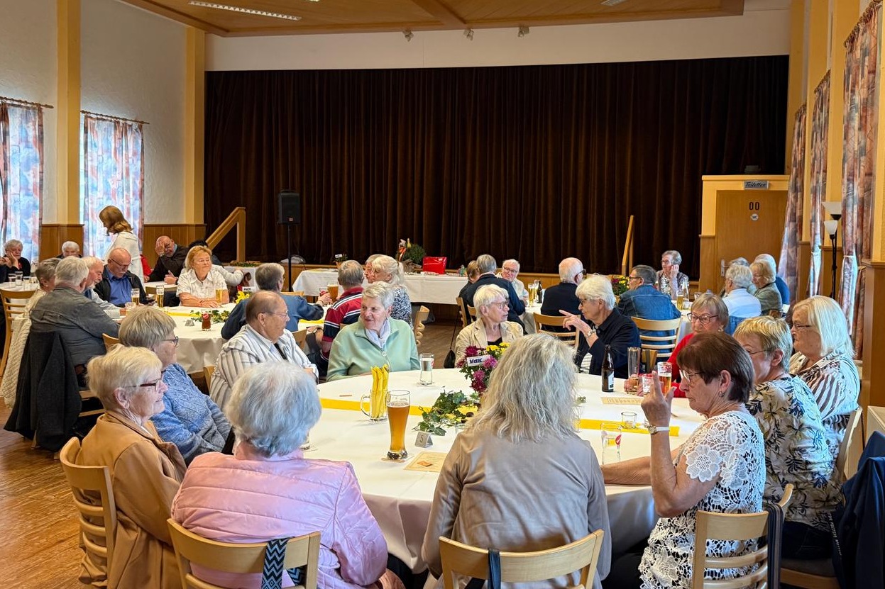 Saal mit G&auml;sten