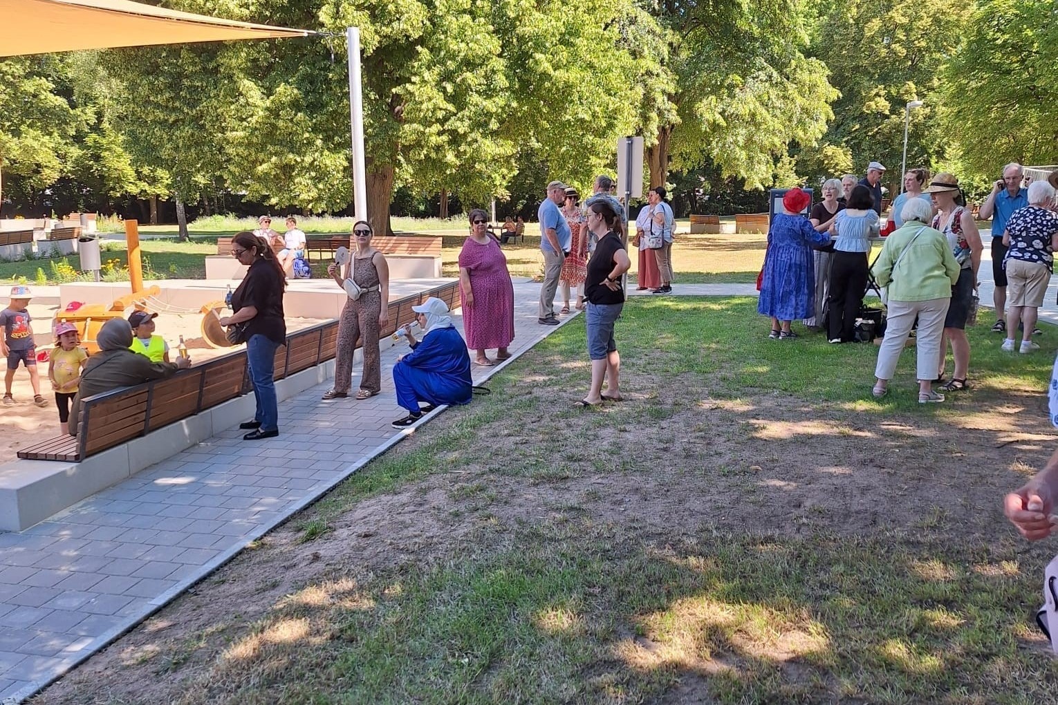 Die Anwesenden erwarten die Eröffnung des Parks.