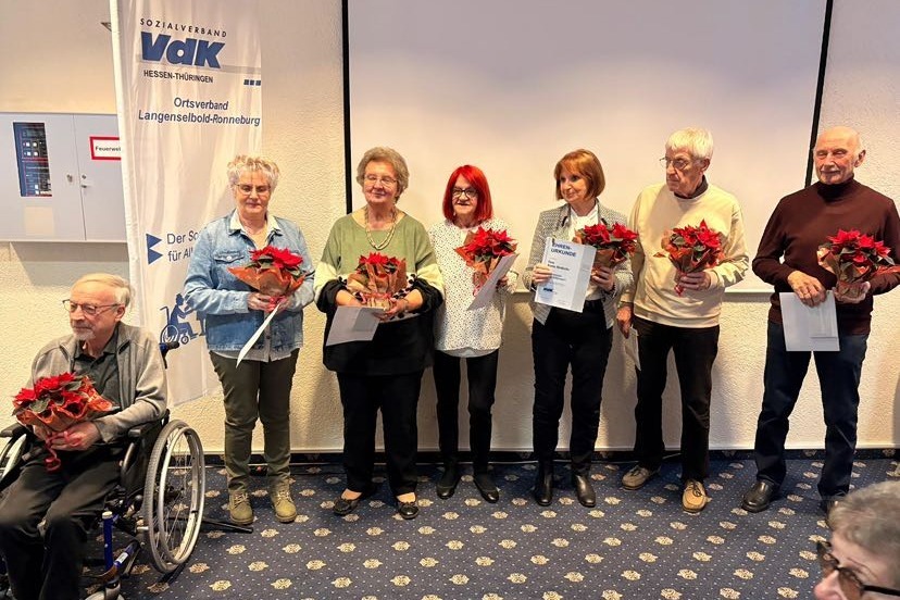 Jubilare vor.&nbsp;F&uuml;r&nbsp;25 Jahre Mitgliedschaft im Ortsverband Langenselbold-Ronneburgwurden &nbsp;Karin und Hans Heidecke, Johann Lautenschlager, Inge Sch&auml;fer, Renate Schramm, Lieselotte Simon und Otto Springmann