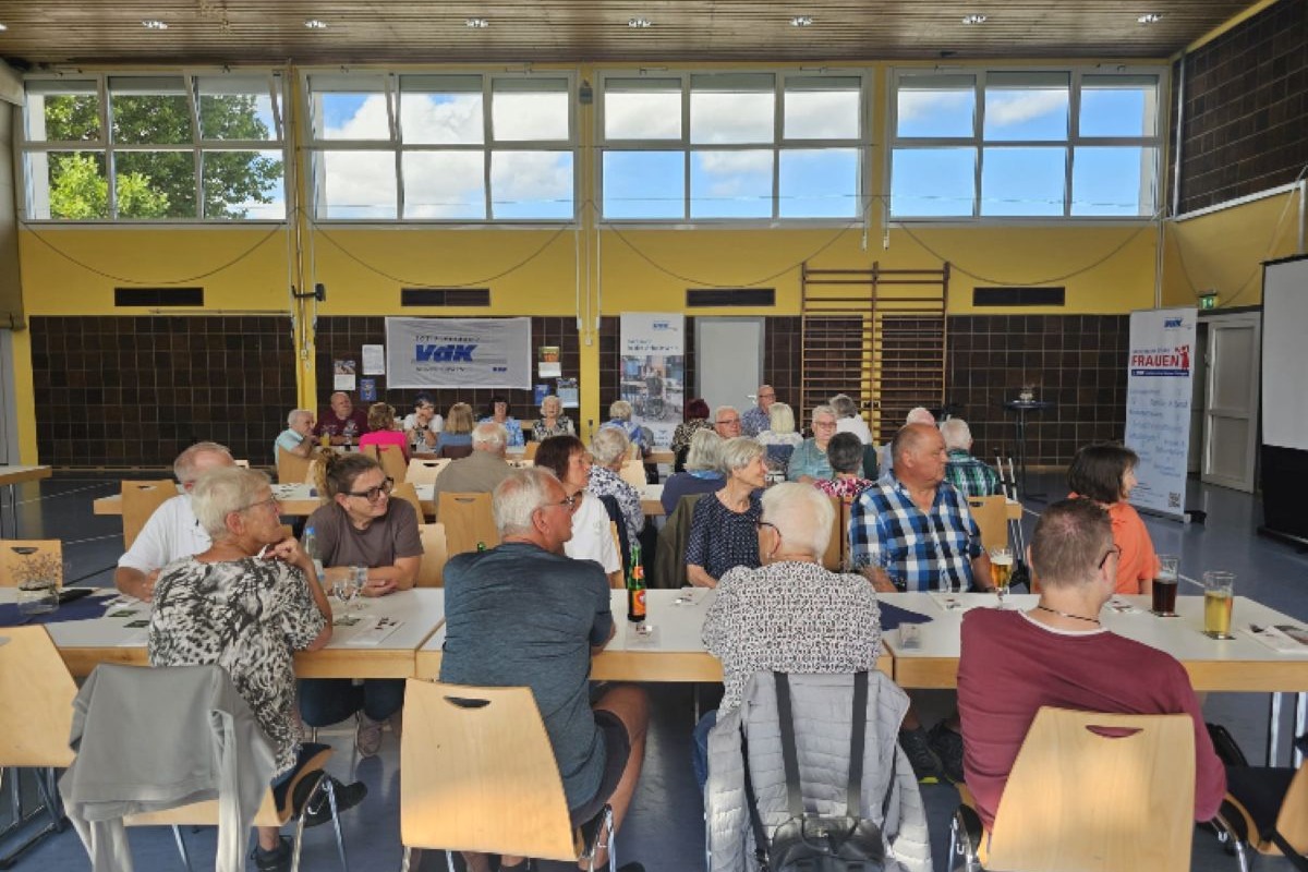 Die Teilnehmer in der Mehrzweckhalle Die Teilnehmer in der Mehrzweckhalle
