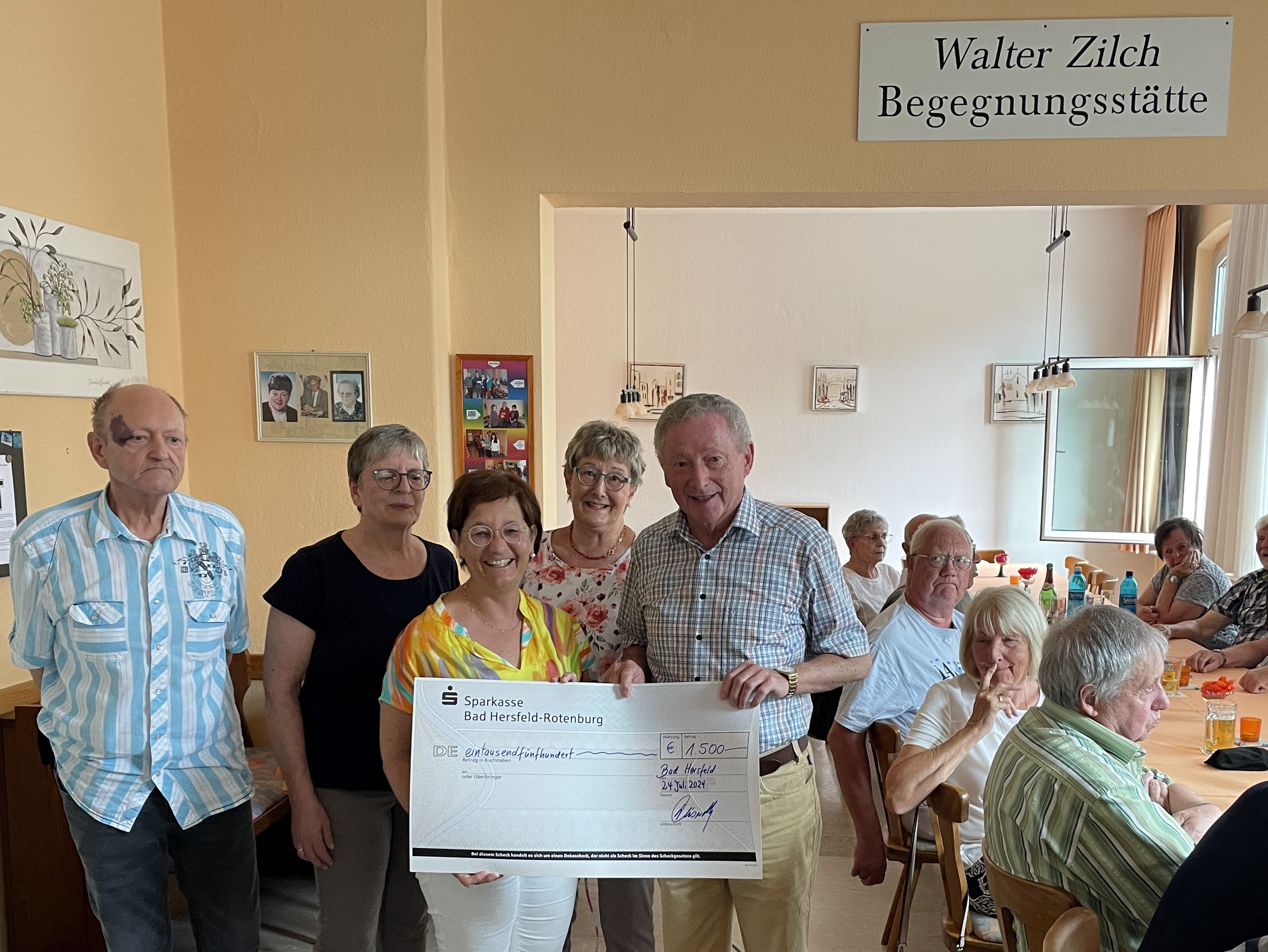 1.500 € Spende durch den Verein 'Walter-Zilch-Begegnungsstätte Bad Hersfeld e.V. an die Stiftung Hospital Bad Hersfeld. Von rechts: Gerhard Deiseroth-Vorsitzender des Vereins WZB, Bürgermeisterin Anke Hofmann-Vorsitzende Stiftung Hospital, Ruth Deiseroth-Vorsitzende des VdK Ortsverbandes Bad Hersfeld, Elvira Boeckhoff-Schriftführerin und Hans-Jürgen Boeckhoff- stellvertetender Vorsitzender des Vereins WZB.