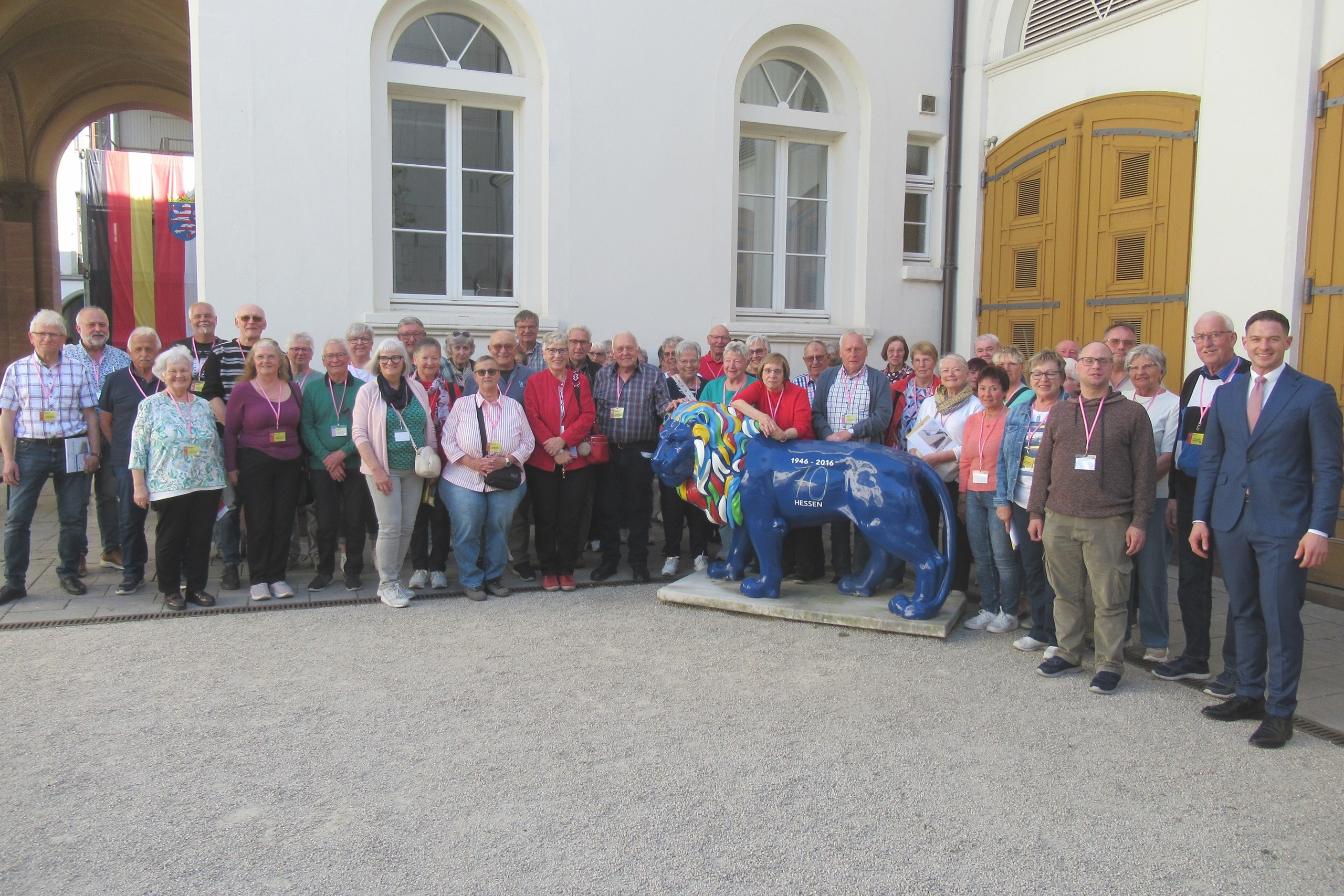 Gruppenbild mit MdL Maximilian Ziegler im Innenhof des Hessischen Landtages.