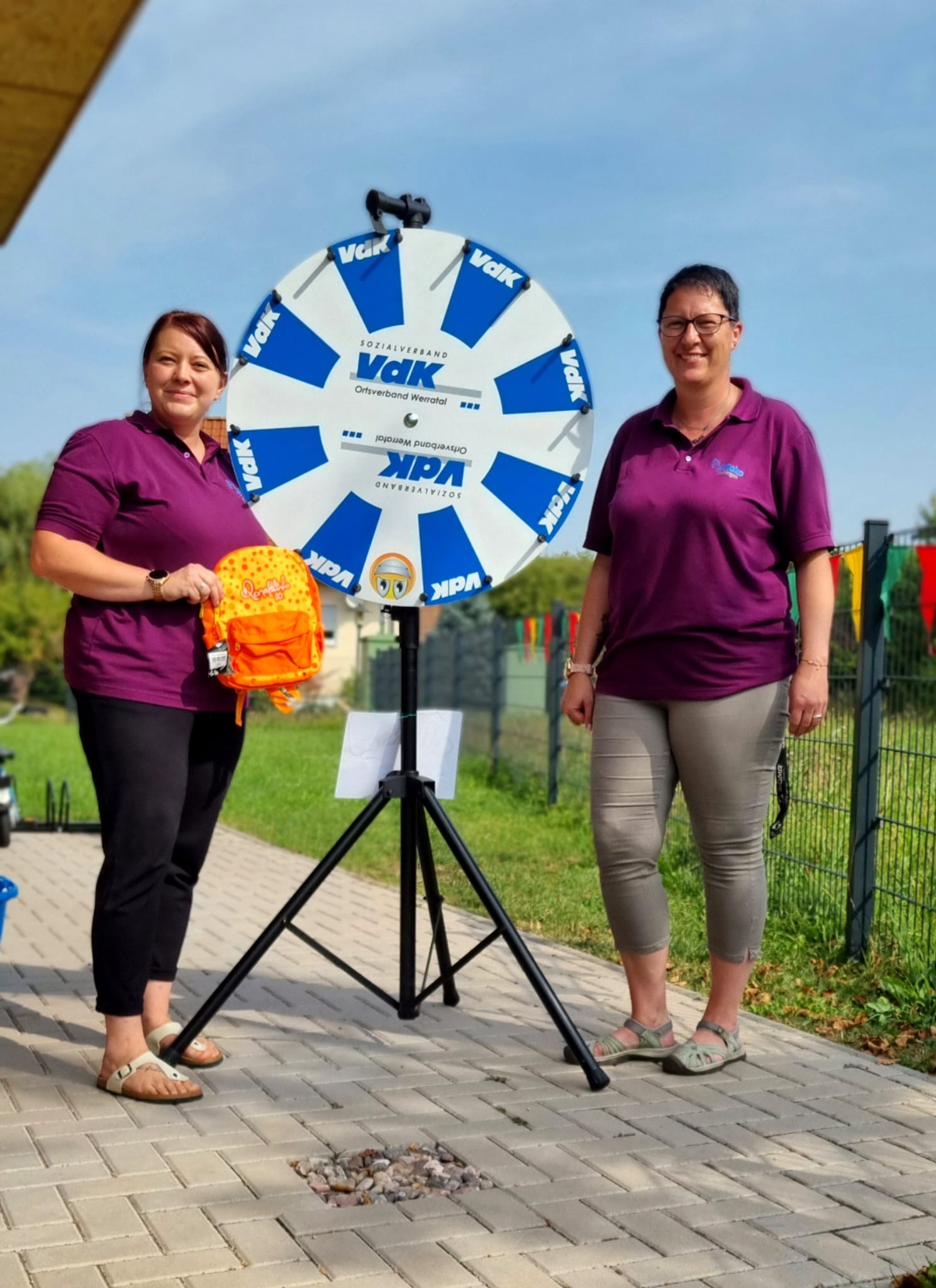 Isabel Morgenweck und Claudia Radloff mit dem Glücksrad