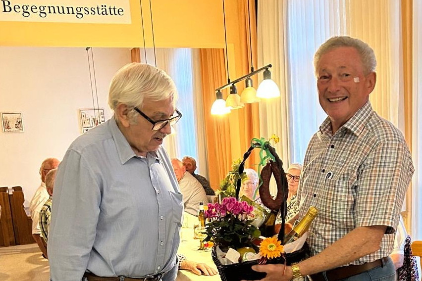 Vorstandsmitglied Gerhard Deiseroth &uuml;berreicht einen Geschenkkorb vom Ortsverband und der Walter-Zilch-Begegnungsst&auml;tte Bad Hersfeld e.V.