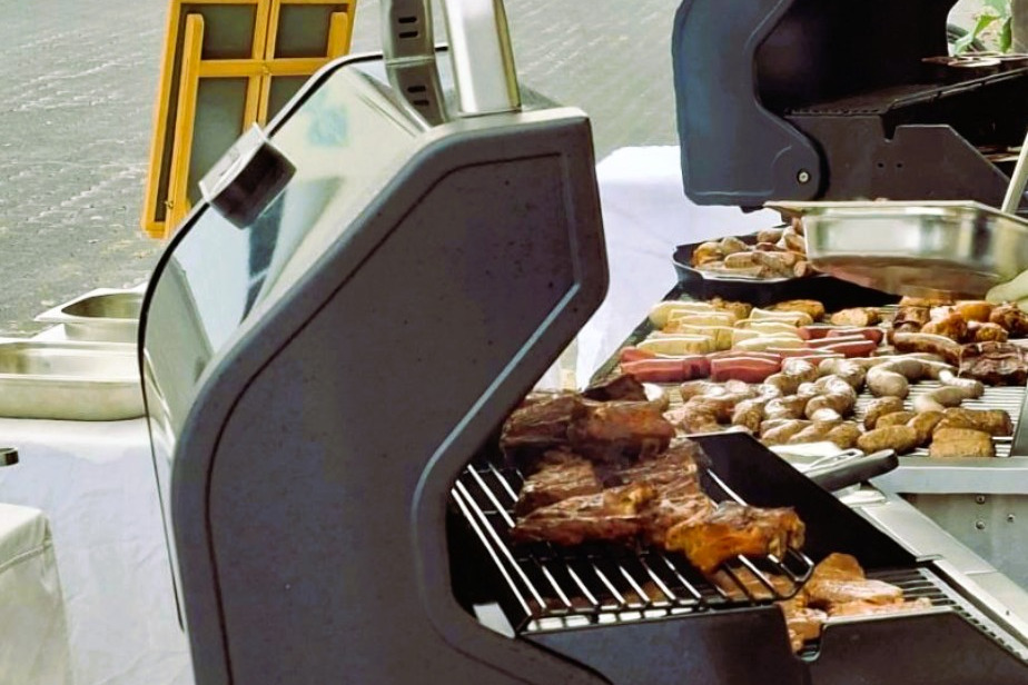 W&uuml;rste und Fleisch auf dem Grill