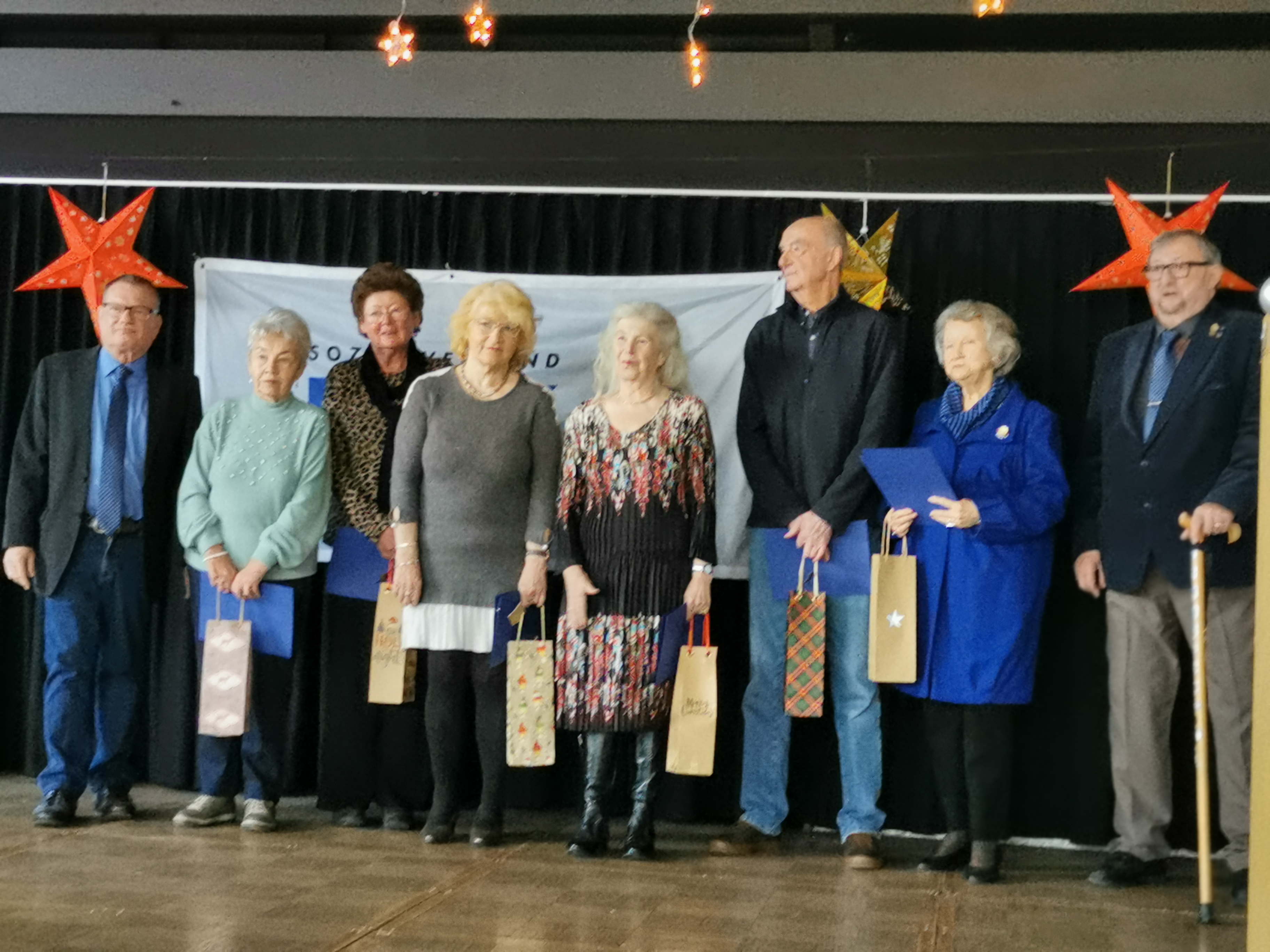 Gruppenbild der Geehrten, die auf der Bühne im Bürgersaal stehen