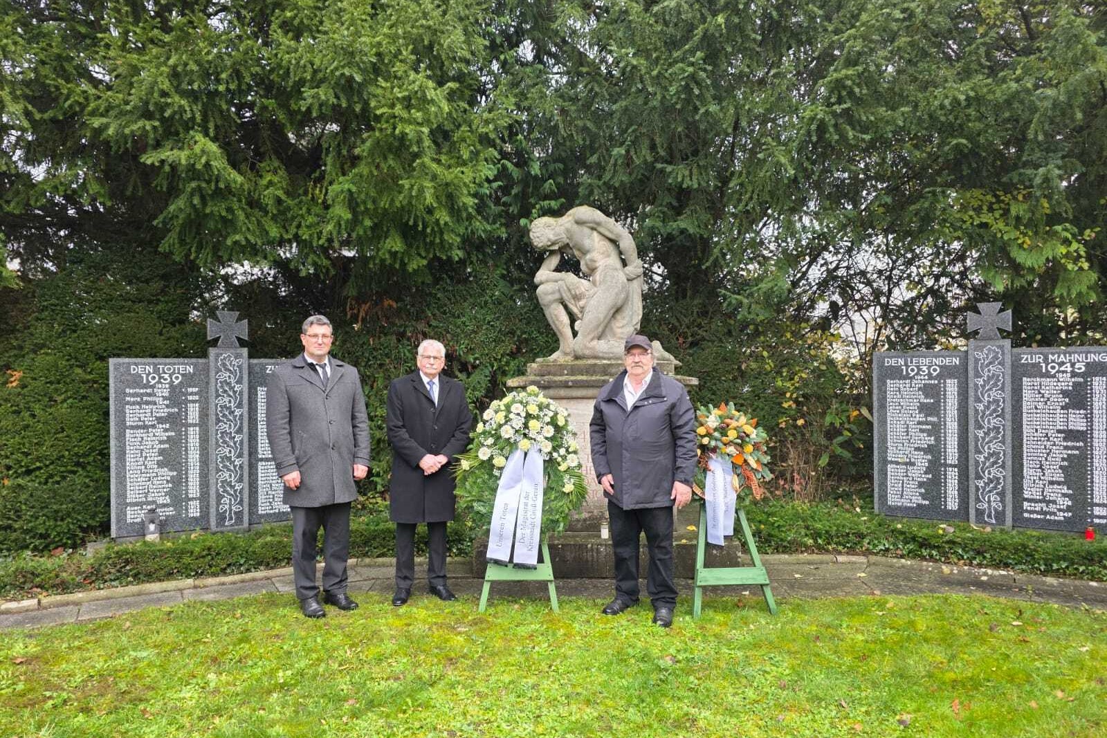 Auf dem Bild sind Vertreter des Ortsverbandes Wallerst&auml;dten und der B&uuml;rgermeister J&ouml;rg R&uuml;denklau zu sehen