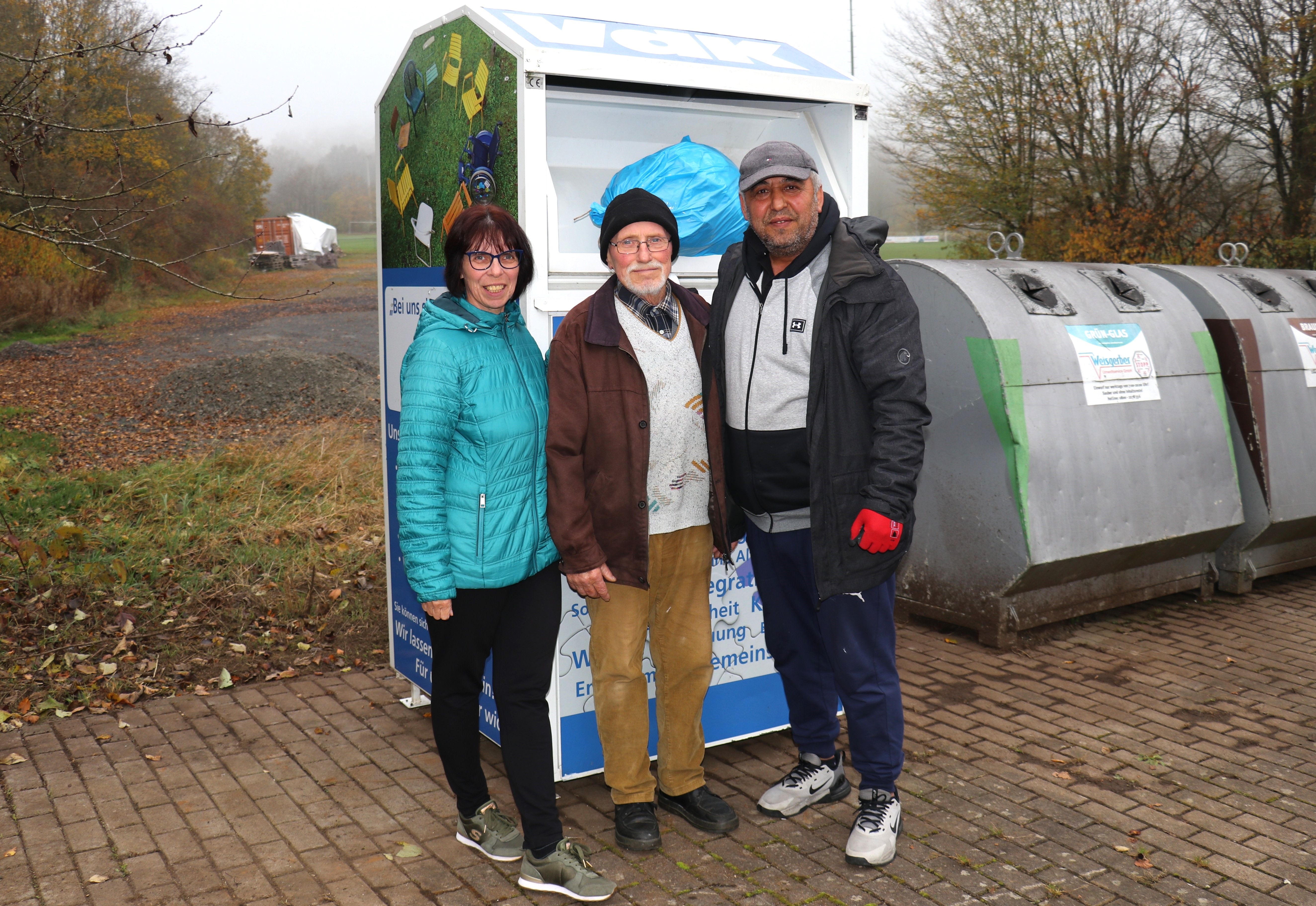 Aufstellung des neuen VdK-Altkleidercontainers in Bermuthshain.