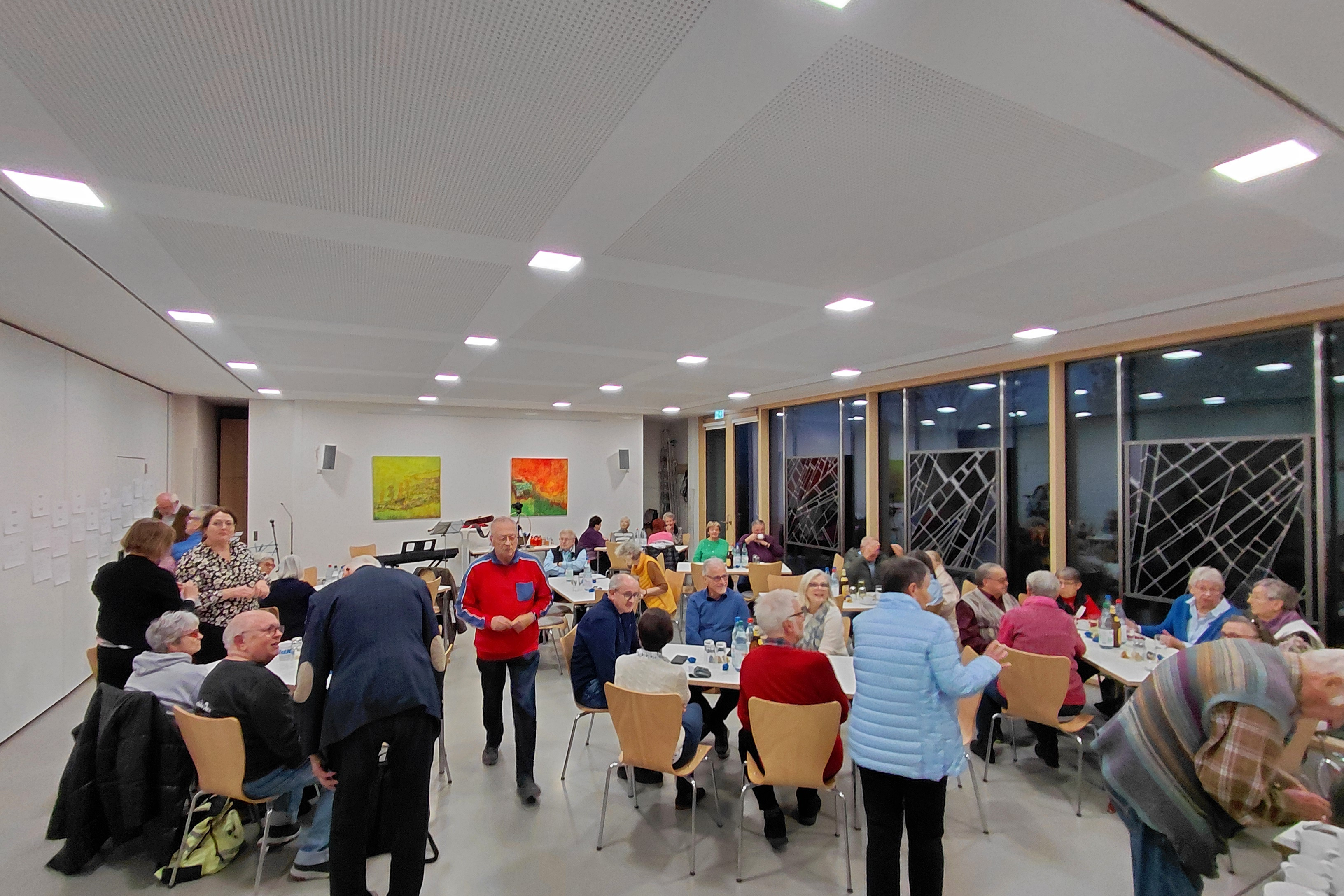 Der Saal im Gemeindezentrum St. Bonifatius mit den Gästen der Jahresabschluss- und 75. Jubiläumsfeier.