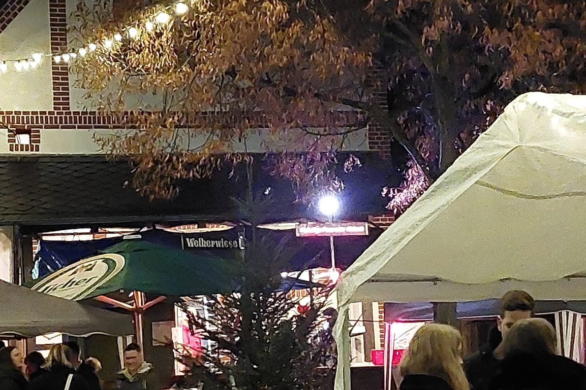 Atzbacher Backhaus weihnachtlich geschm&uuml;ckt mit Lichterketten und Tannenb&auml;umen