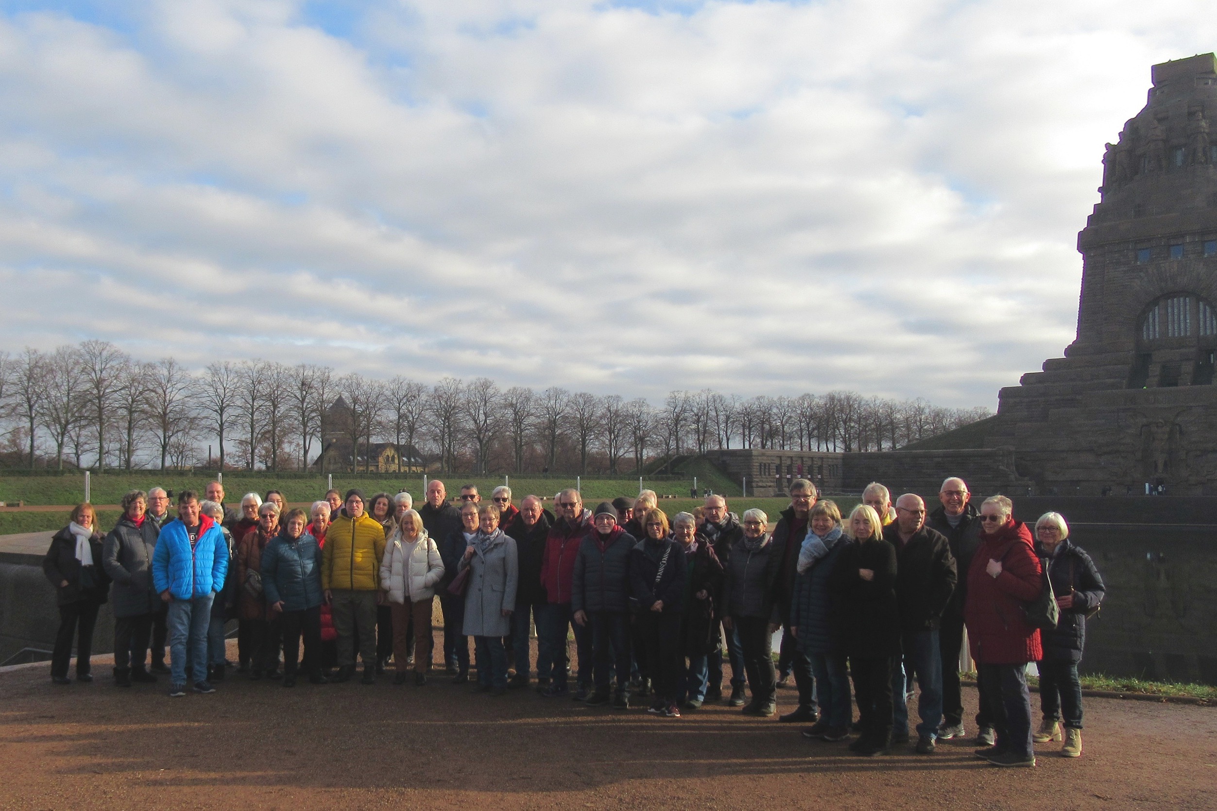 Gruppenbild vor dem V&ouml;lkerschlachtdenkmal