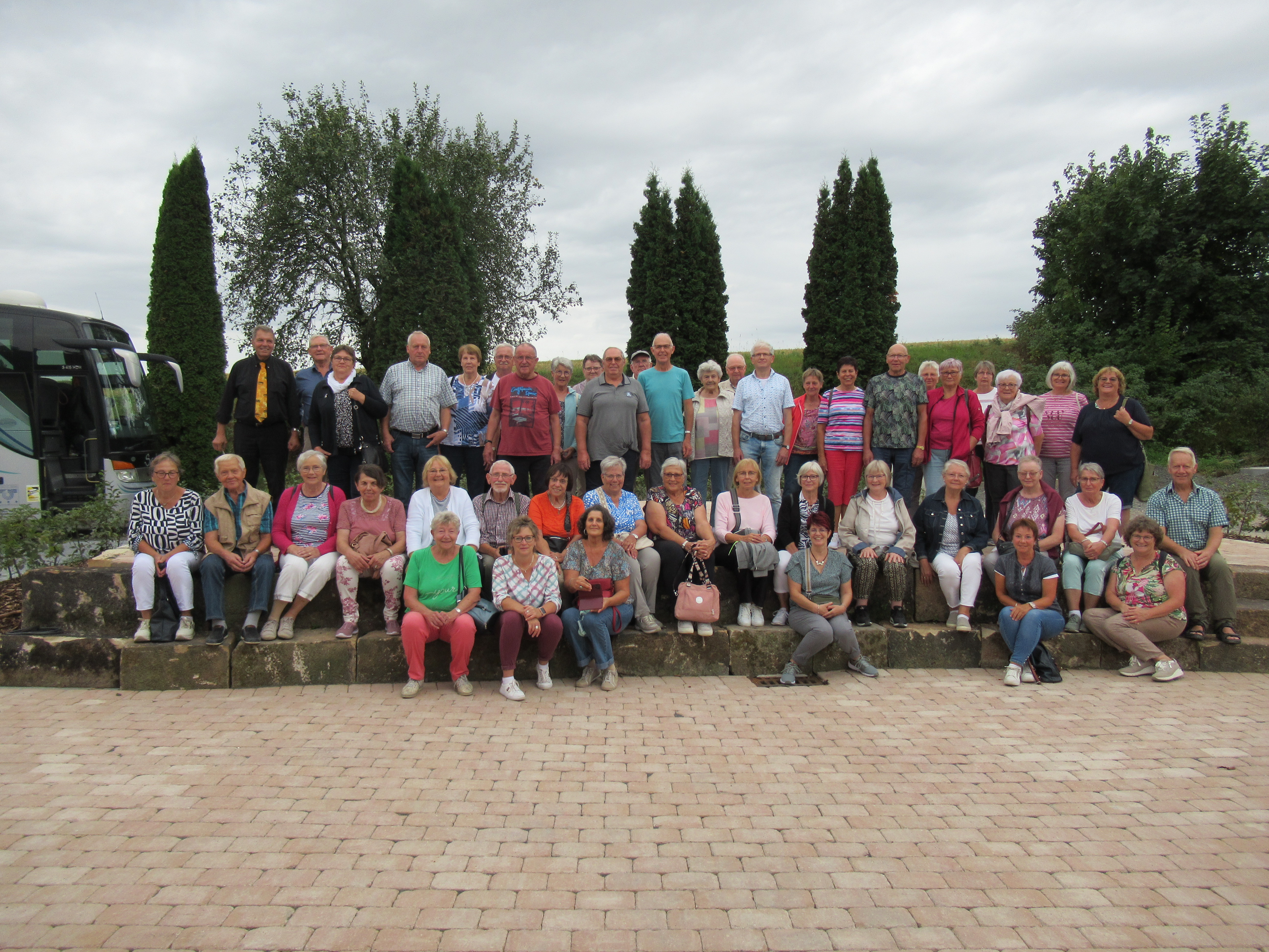 Unsere Reisegruppe am Hortensienpark in Großalmerode
