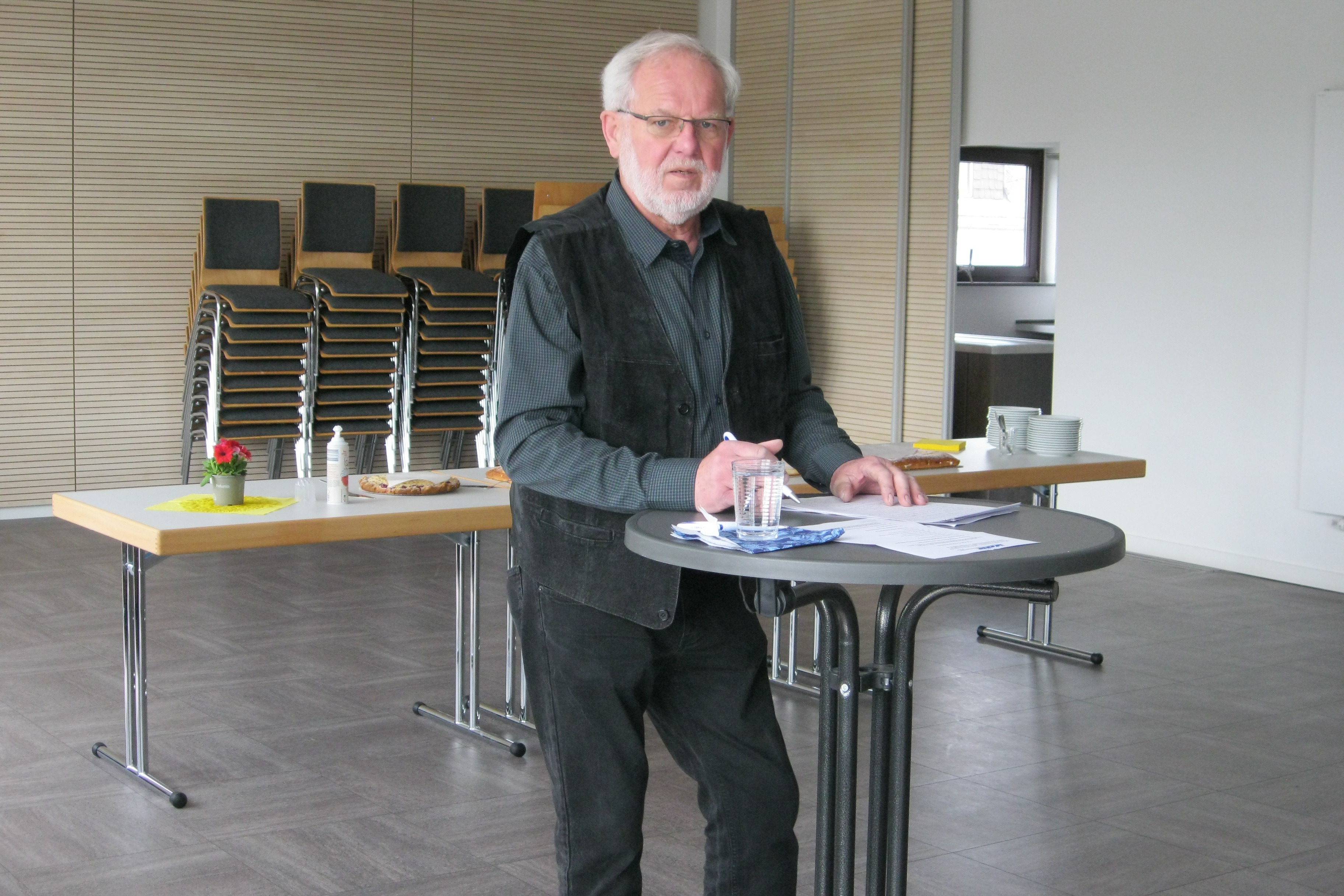 Vorsitzender begr&uuml;&szlig;t die Anwesenden