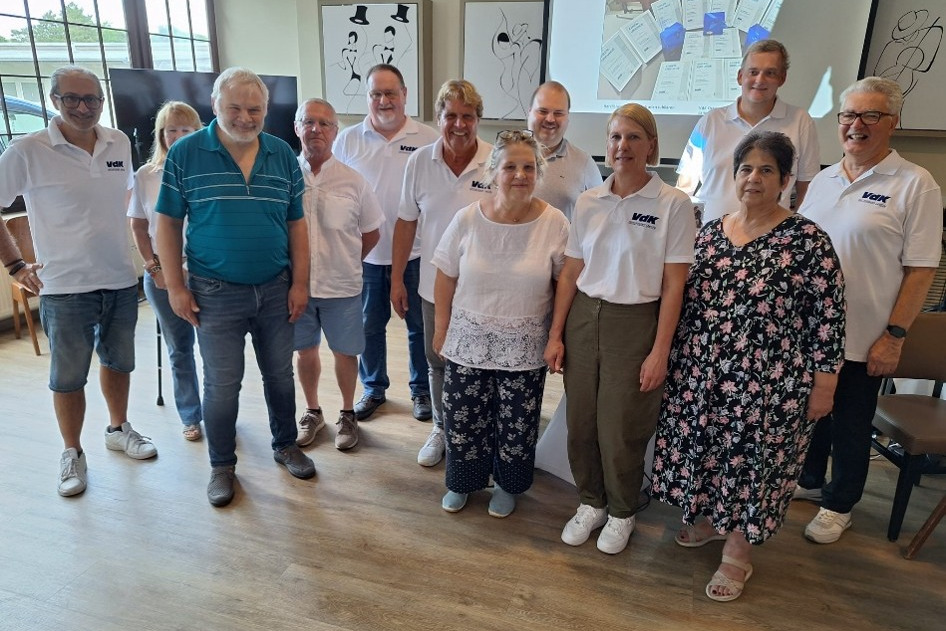 Vorstand VdK Ortsverband betätigt Das Bild zeigt dem am bestätigten Vorstand am 17.06.26 des VdK Ortsverband Langen mit Holger Albustin (Vorsitzender), Gudrun Finkbeiner-Schmidt (1. Stellvertreterin), Fidel Kasikci (2. Stellvertreter), Ulrike Stateczny (Kassenführerin), Reinhold Pulcher (Schriftführer), Stefan Johannigmann (stellvertretender Schriftführer), Uwe Karsch (stellvertretender Kassenführer), Melanie Borkenhagen (Juniorenvertreterin), Eugen Gilok (Beisitzer Mitgliederbetreuung), Anita Poschmann (Kreisvorsitzende), Niklas Berger (Beisitzer Sozialpolitik) und Thomas Bastian (Beisitzer Technik)