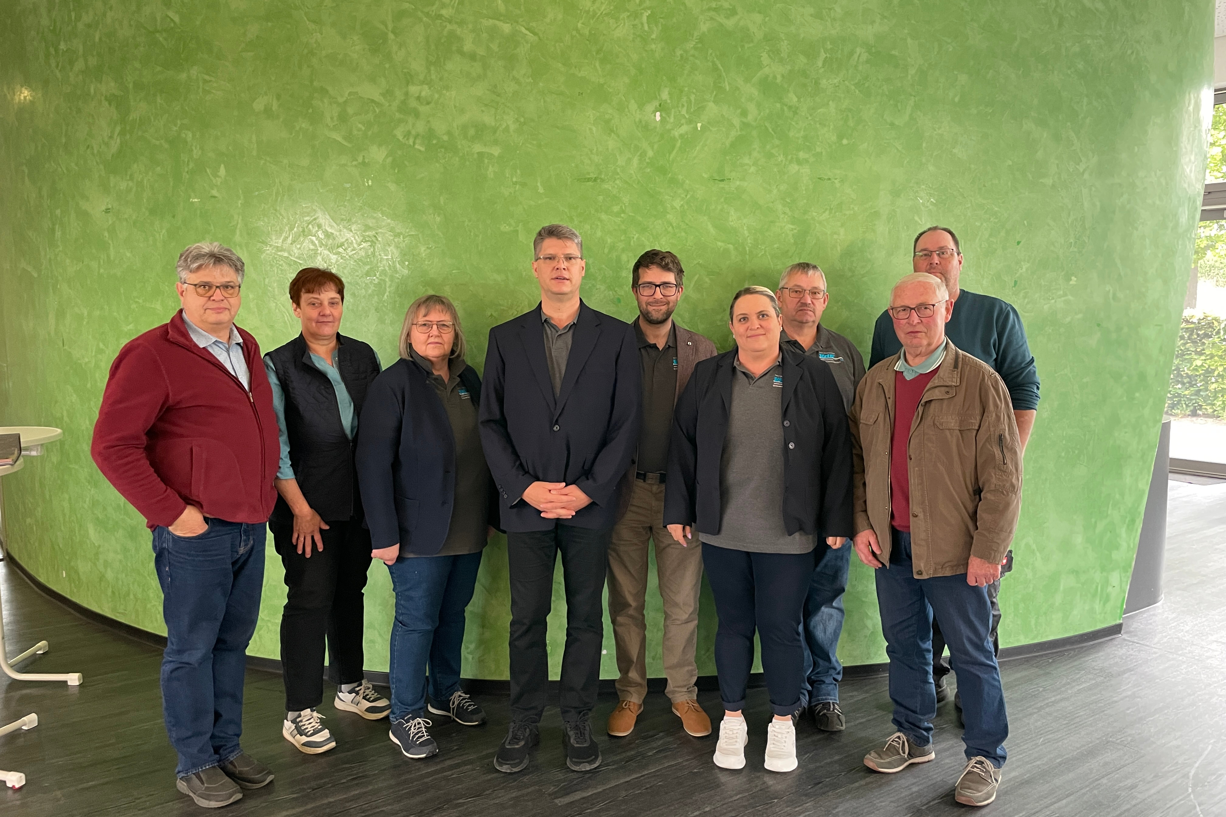 Der neue Vorstand ist von Links nach Rechts: Thomas Ellrich, Marion Jakob, Anneliese Gundlach als Kassiererin, Ron Höhn als Vorsitzender, Andreas Brethauer, Sonja Höhn als Schriftführerin, Jochen Schäfer, Helmut Brand und Holger Jeschke. Alle ohne Funktion in der Beschreibung sind als Beisitzer benannt. Auf dem Foto fehlen Kerstin Schäfer als Vertreterin der Frauen und Gerhard Heussner als Beisitzer