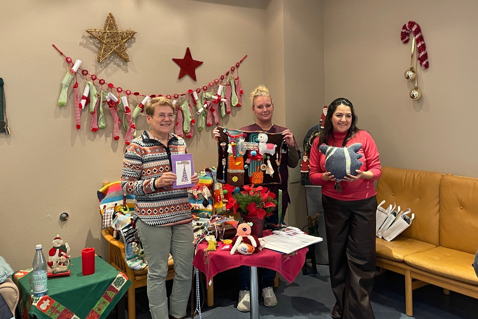 &Uuml;bergabe der Nesteldecken an Mitarbeiterinnen des AWO Hauses Am Mainblick