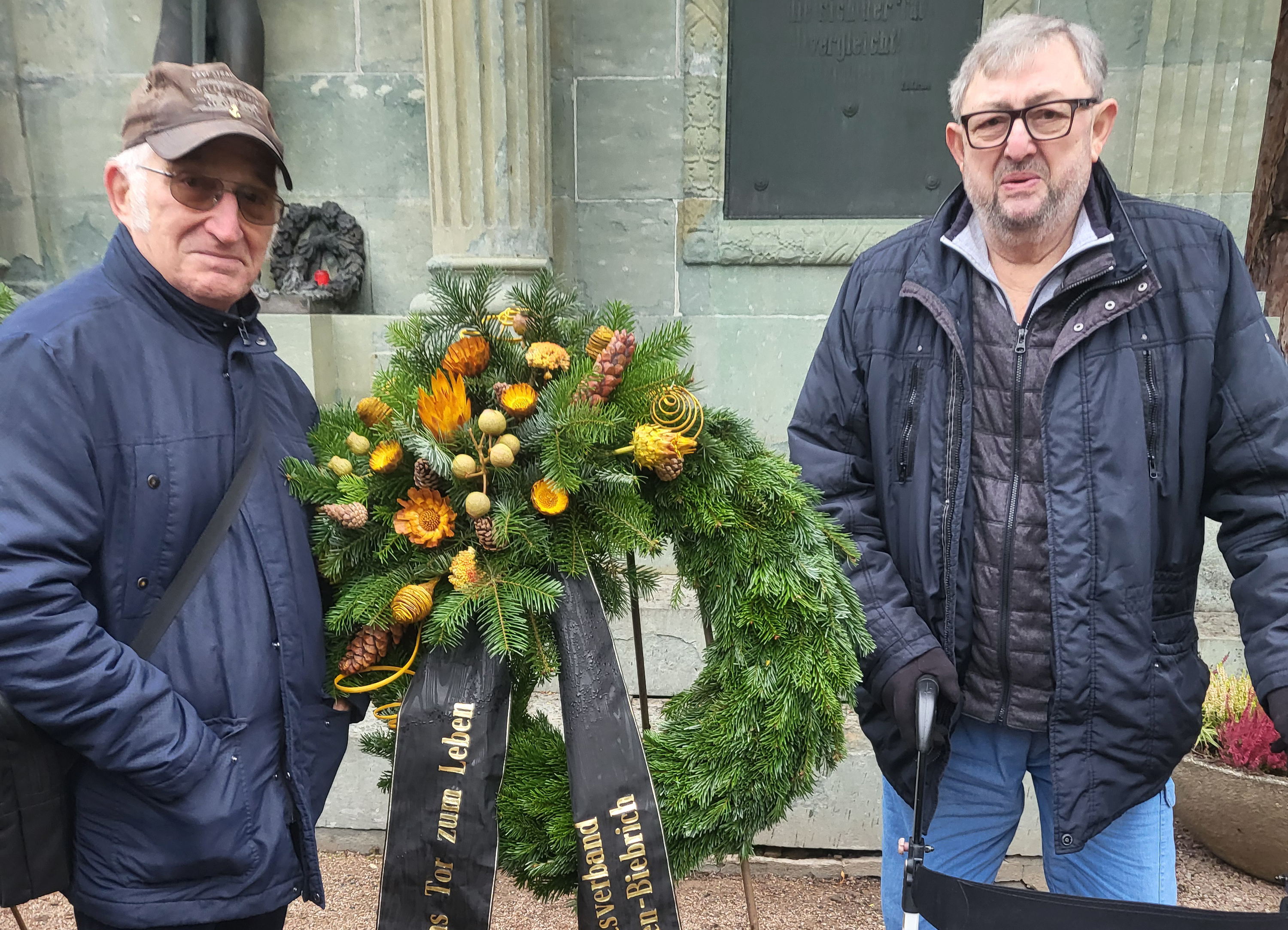 Manfred Palmrich und Jürgen Wöhrle Manfred Palmrich und Jürgen Wöhrle vom Vorstand des VdK-Ortsverbands (von links) mit dem Kranz des VdK am Ehrenmal auf dem Biebricher Friedhof