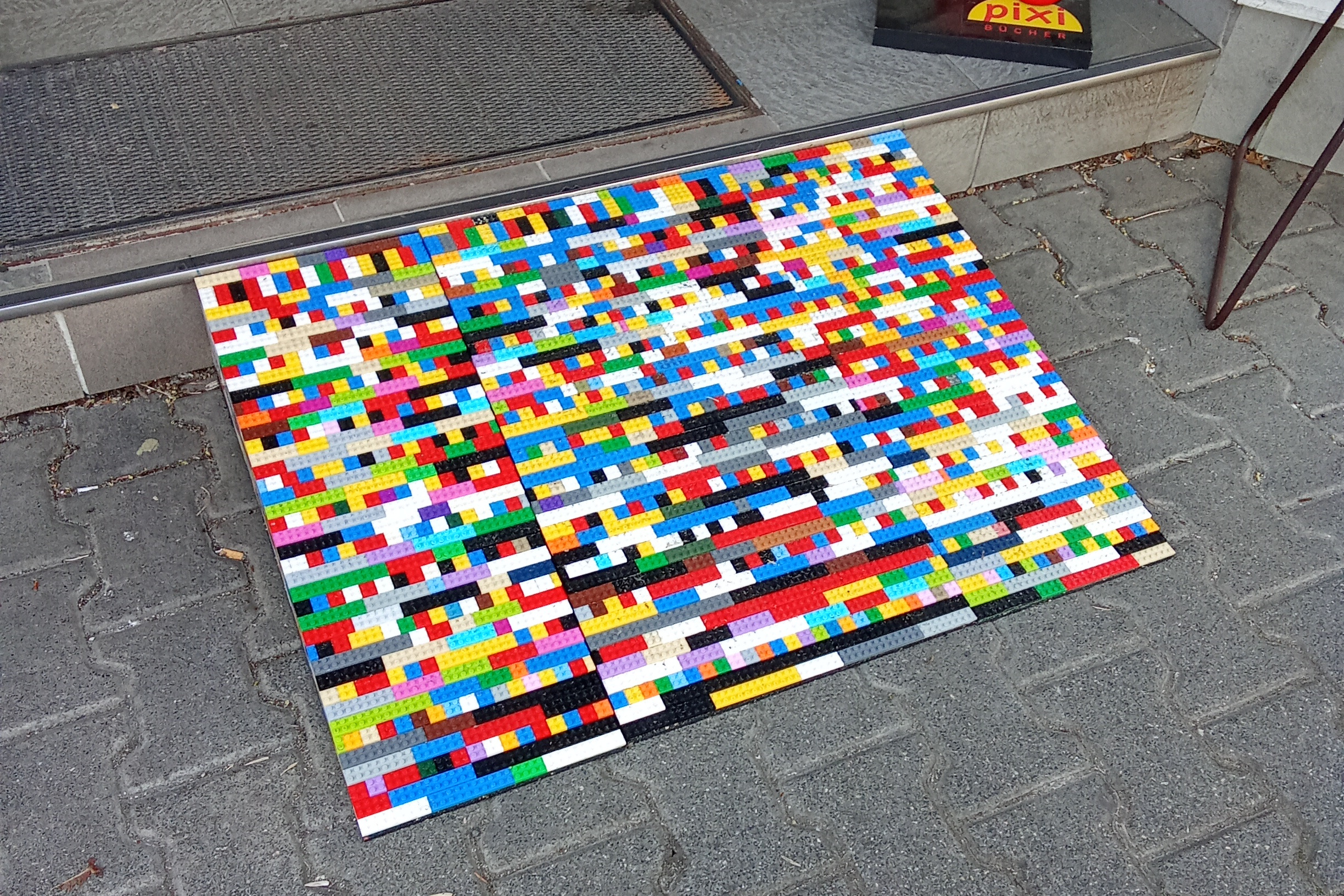 Das Bild zeigt die Lego Rampe die von Kindern der Erich K&auml;stner Schule zusammengebaut wurde und in der Bahnstra&szlig;e 32, f&uuml;r barrierefreien Zugang der Buchhandlung litera sorgt.