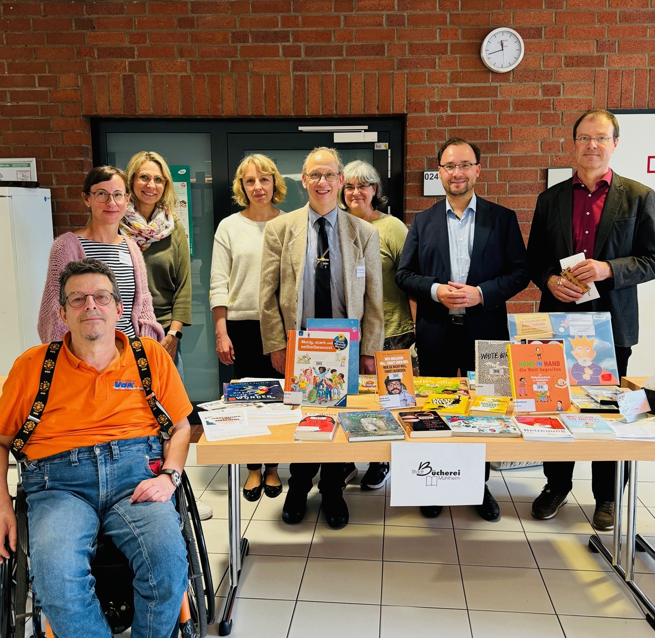 Das Bild zeigt ein Gruppenfoto zum Protestag 5. Mai im Rathaus der Stadt Mühlheim mit Bürgermeister Dr. Alexander Krey