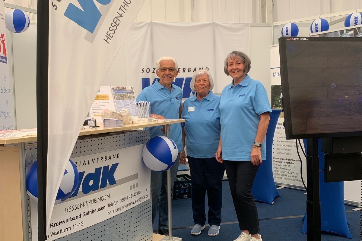 3 Vertreter des Ortsverbandes Rothenbergen-Lieblos posieren in einheitlichen Poloshirts bei der Messe W&auml;chtersbach