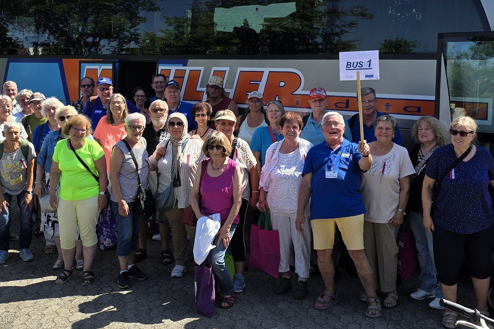 Gut gelaunte Reisegruppe nach der Rückkehr vom Hessentag in Bad Vilbel