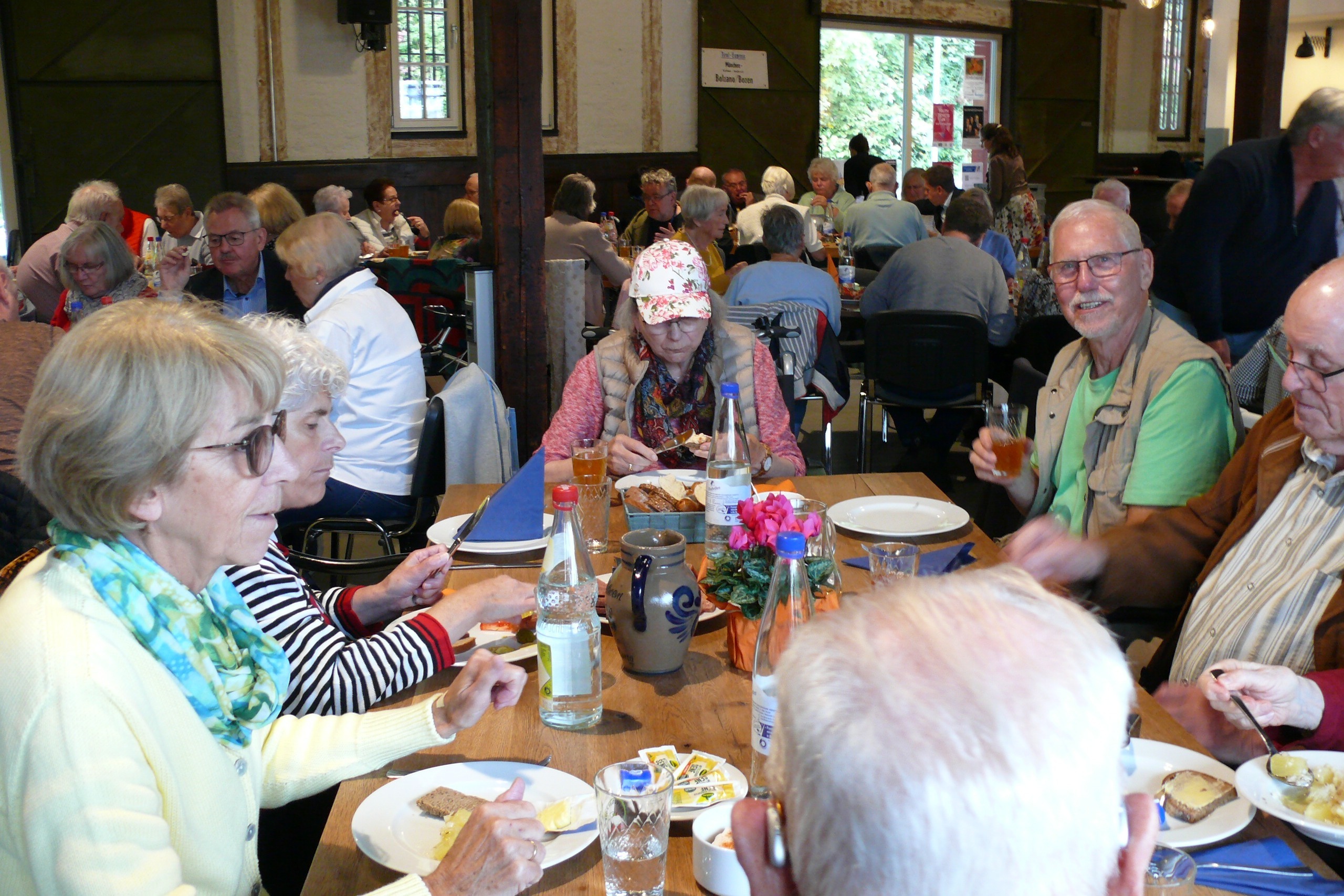 Das Bild zeigt schmausende G&auml;ste beim Nassauer Nachmittag