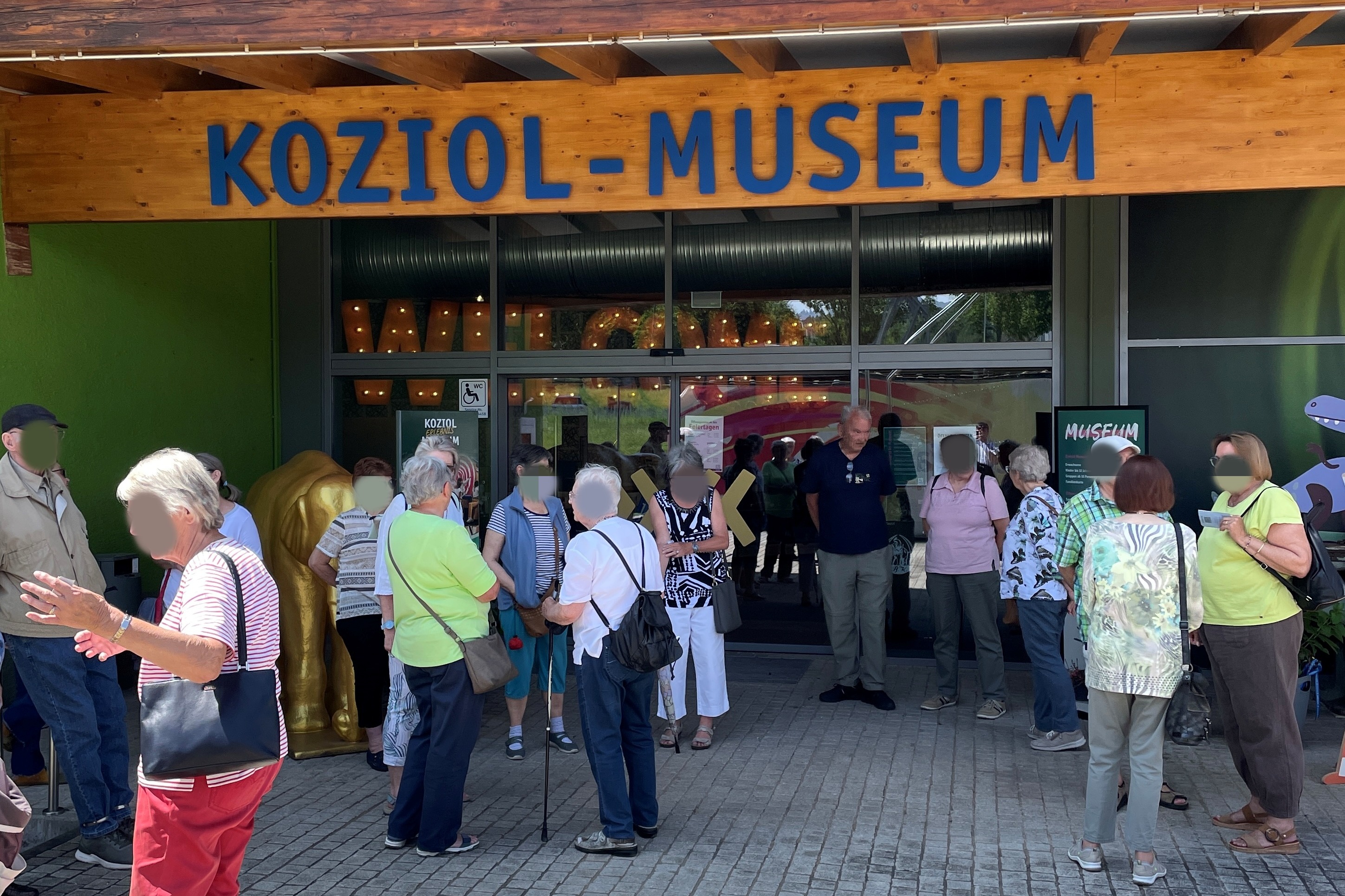 Erlebnismuseum der Koziol Glücksfabrik Wir warten auf Einlass