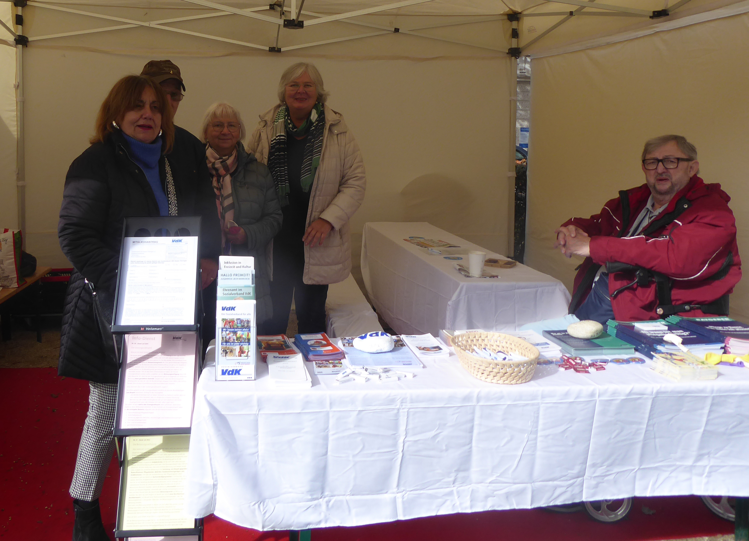 Team des VdK-Ortsverbands Wiesbaden-Biebrich am Infostand Die Personen des Infostand-Teams stehen am Stand