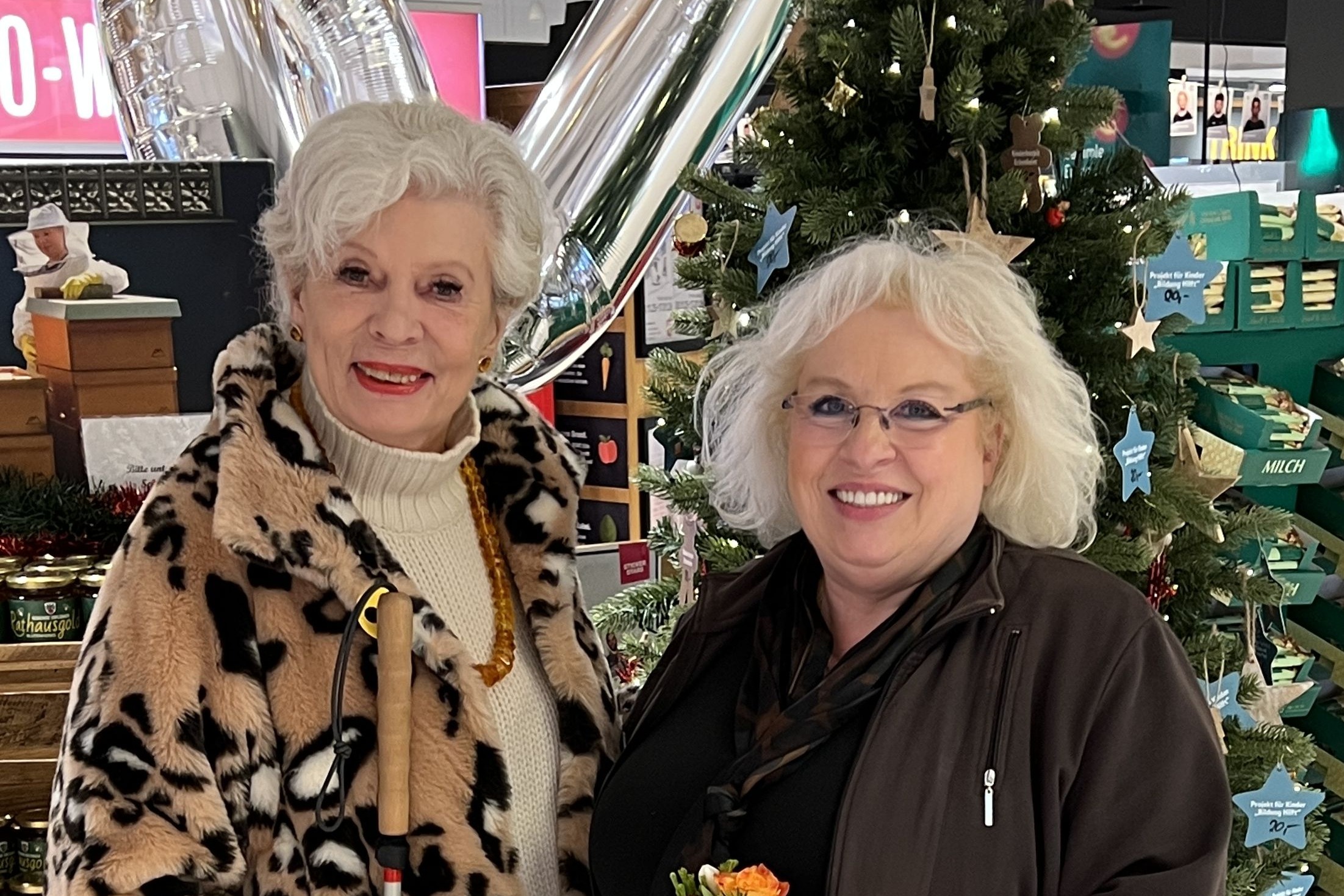 Fr. Völkel von Rewe mit Edith Dreyer Dankeschön für die großzügige Sachspende von Rewe, Fr. Völkel