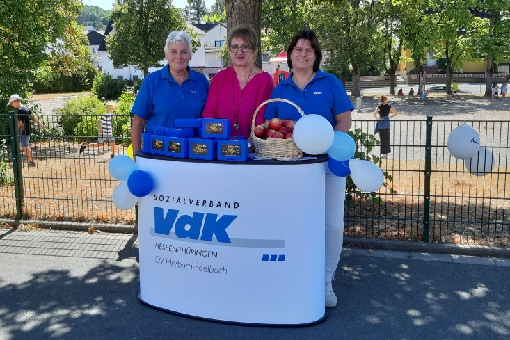 Auf dem Bild sehen wir 3 damen vom VdK Herbornseelbach an einem Stand mit Einschulungsgeschenken.