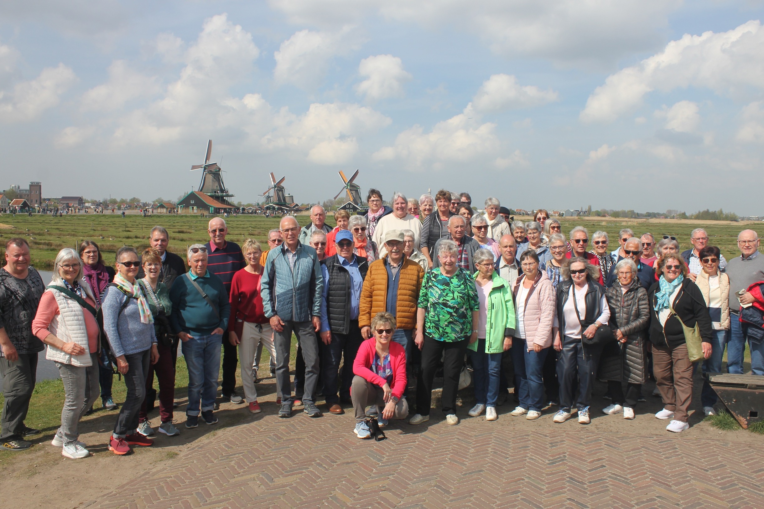 Die Reisegruppe des VdK Grebenhain vor dem Freilichtmuseum Zaanse Schans.